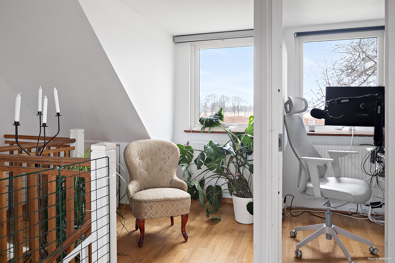 Direkt till vänster vid trappan