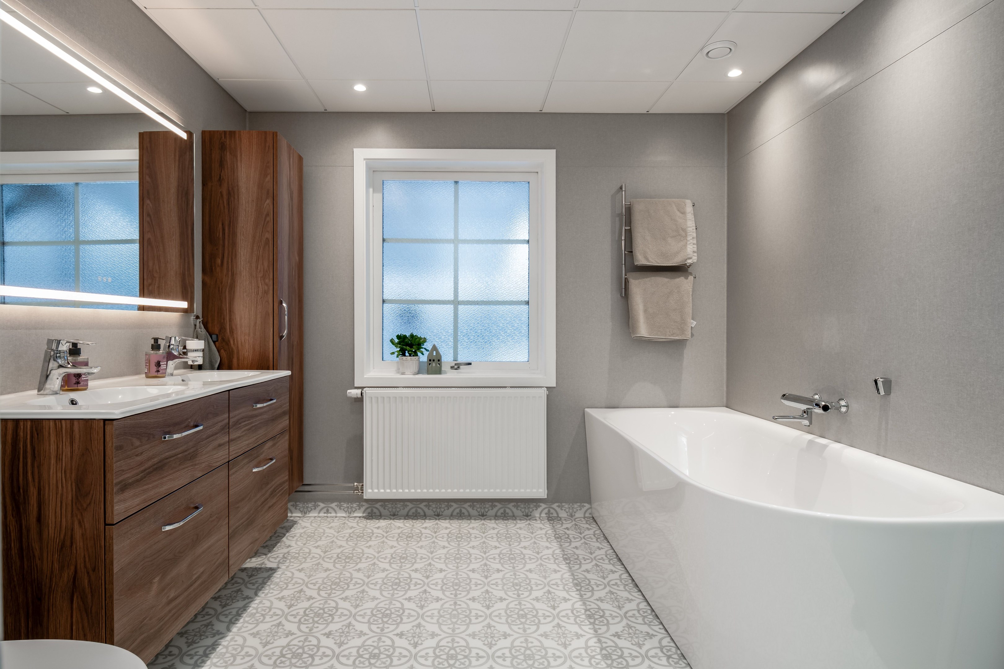 Nyrenoverat badrum 2025 med både badkar och dusch