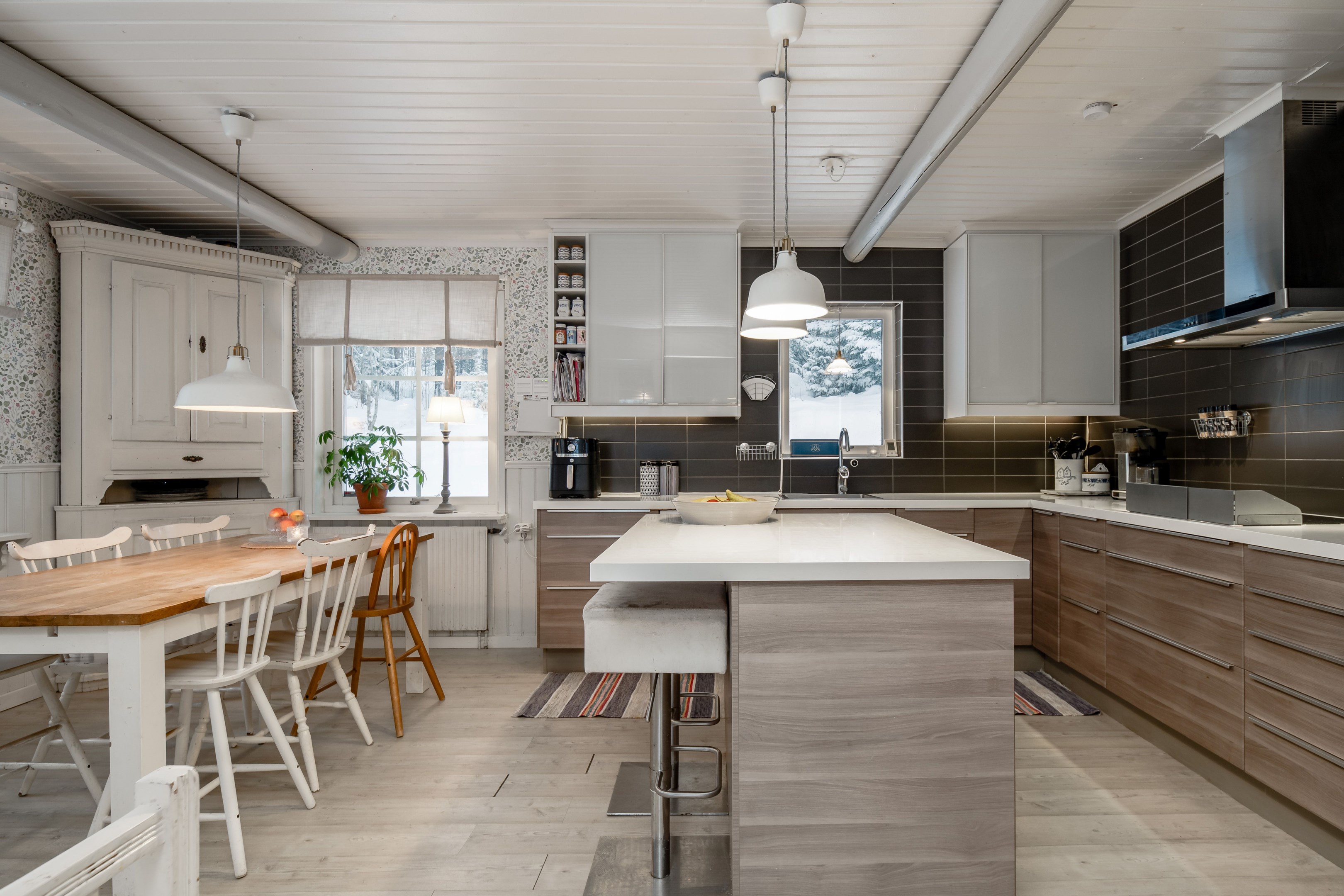 Matplats och köksö med två platser