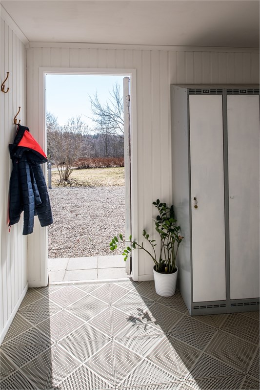 Groventré mellan garaget och huset