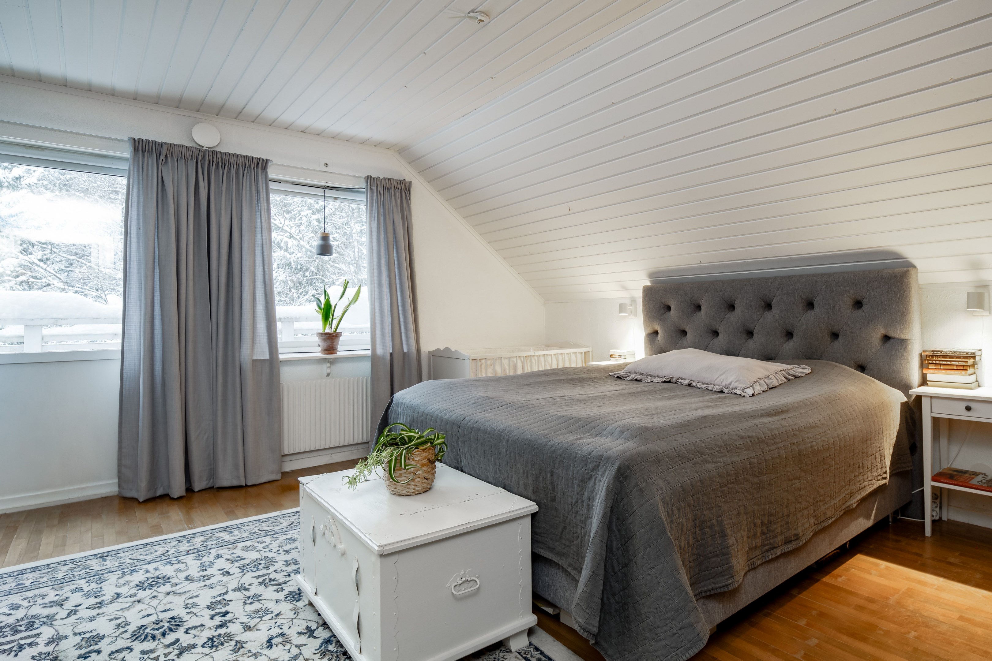 Sovrum med utgång till balkong