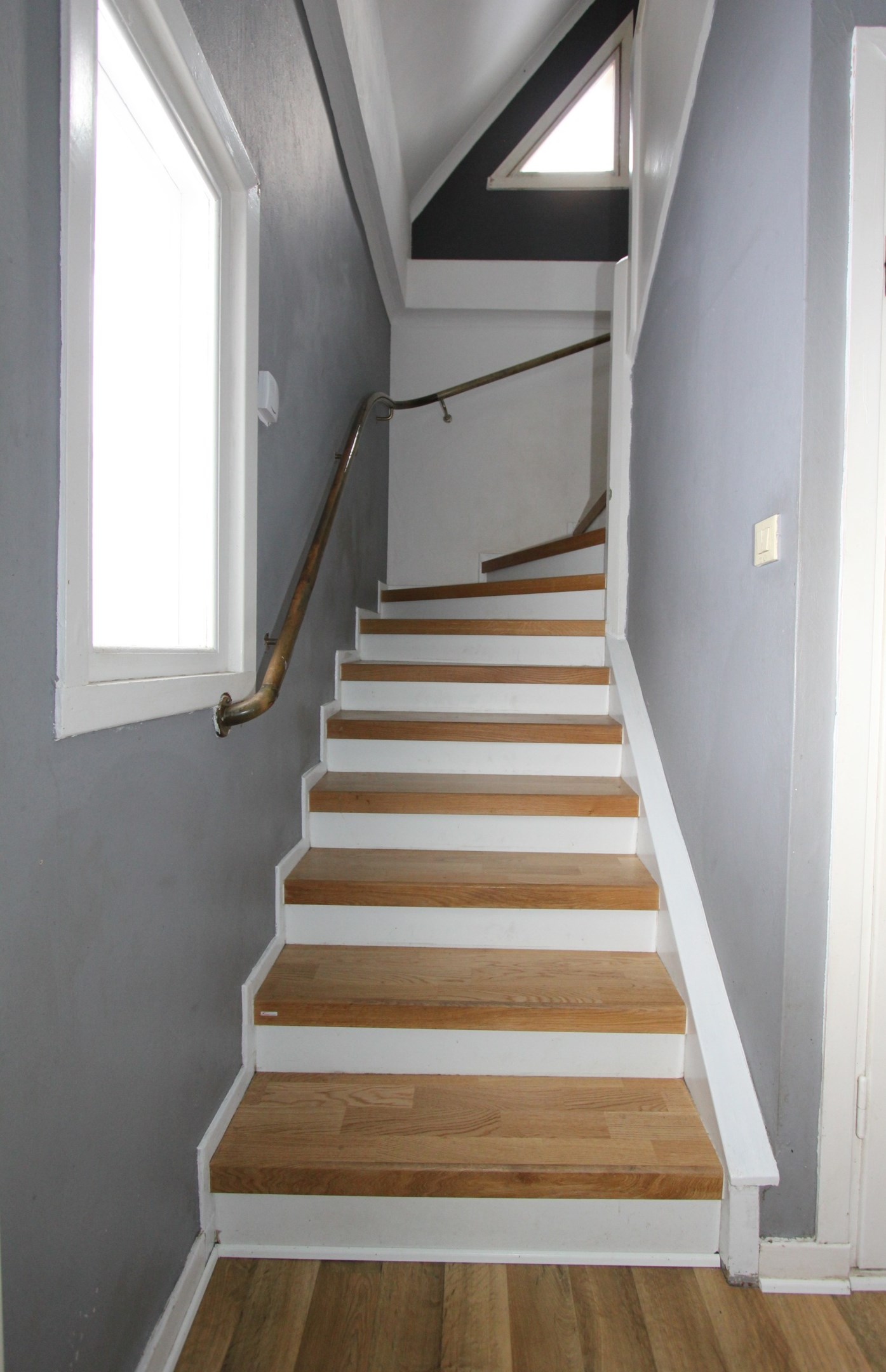 Nu går vi upp i den nyrenoverade trappan