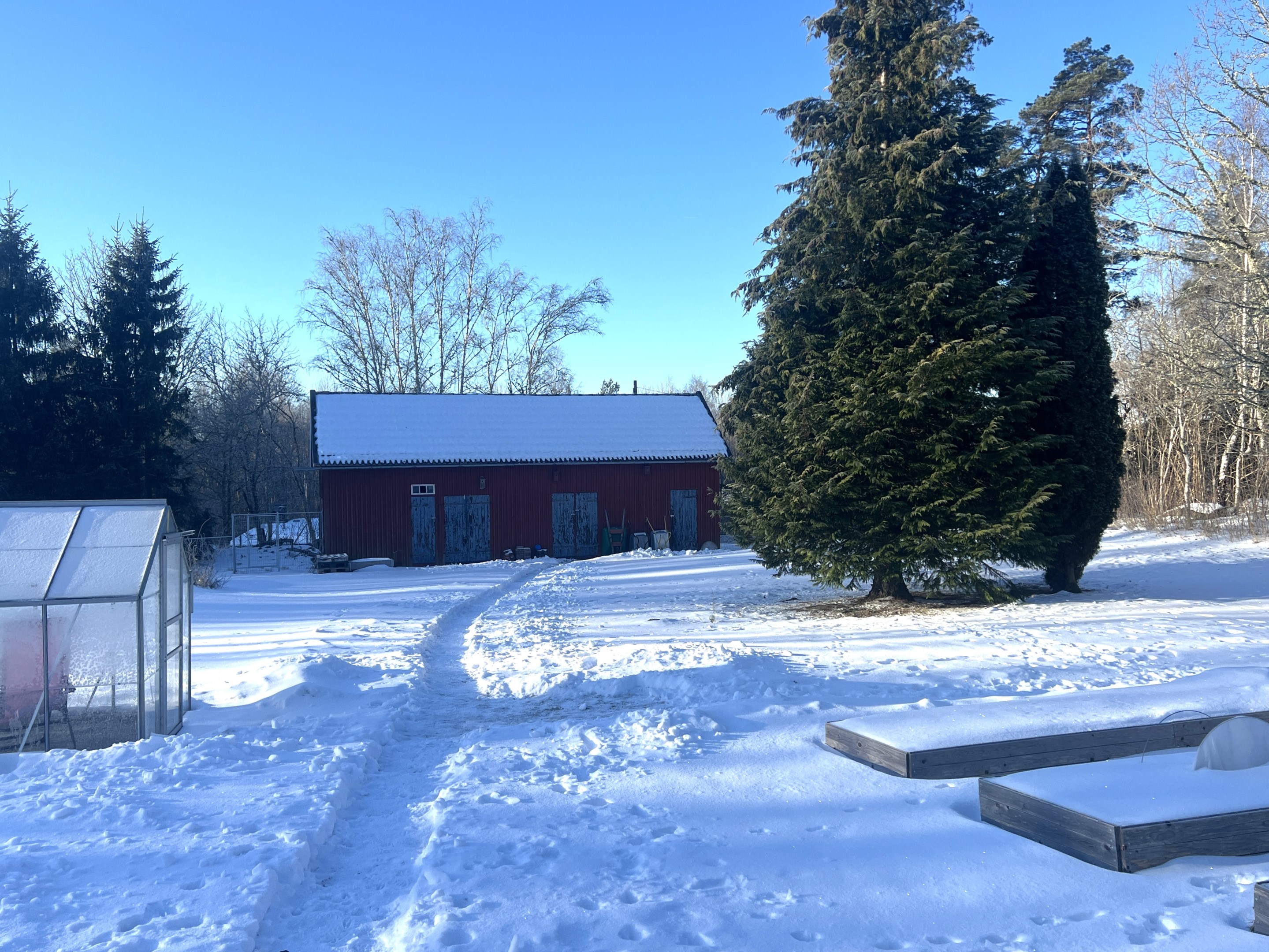 Baksida med förråd och odlingslådor