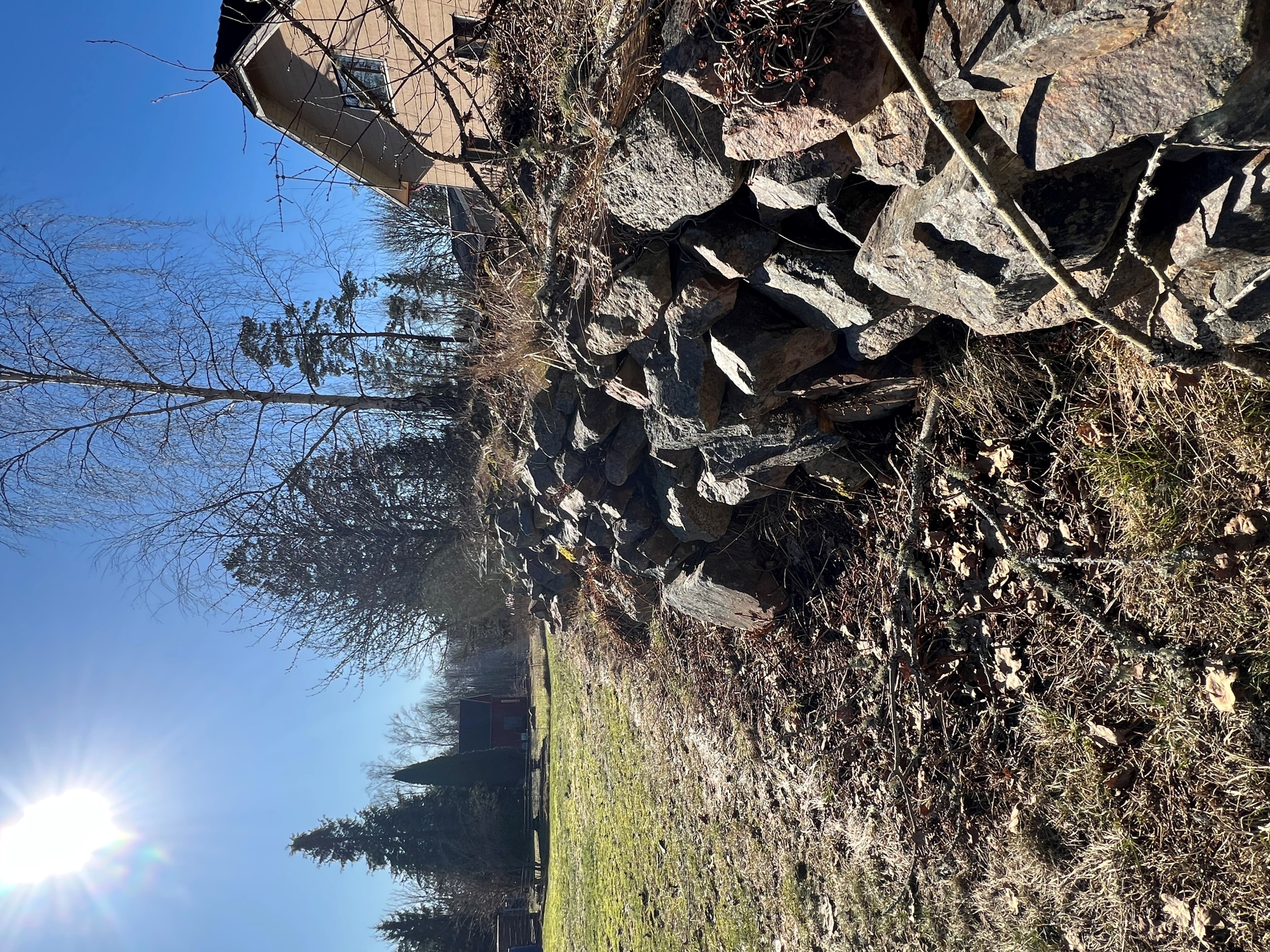 Stenmur i tomtgränserna!