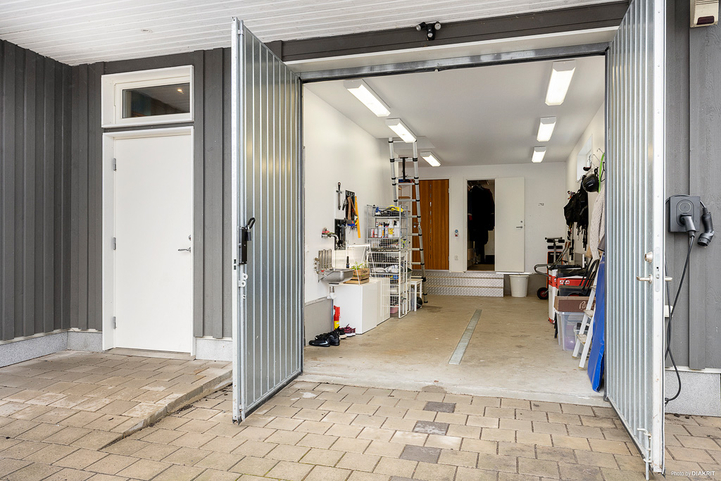Stort vidbyggt garage