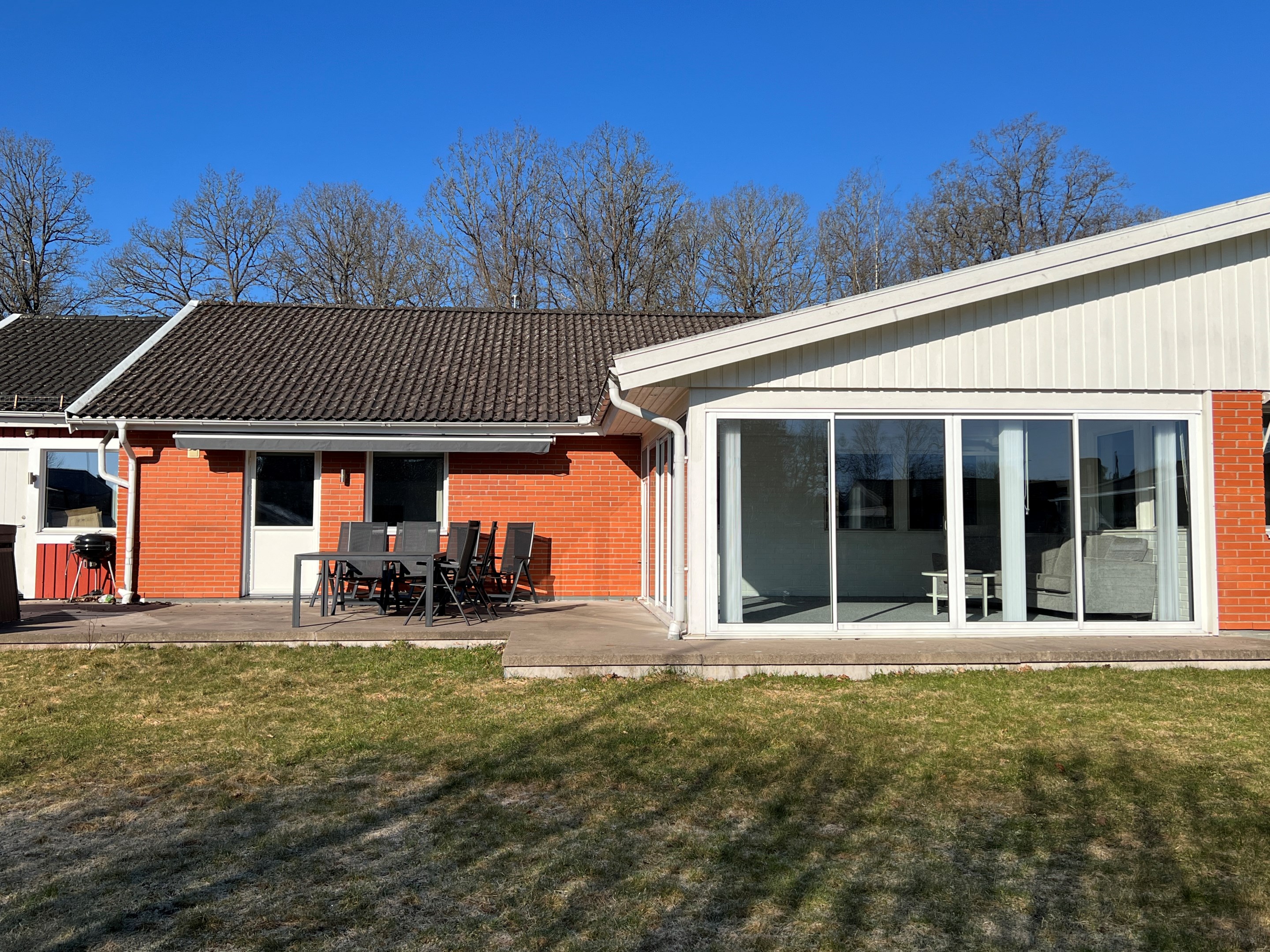 Baksida med uteplats vid "uterummet"