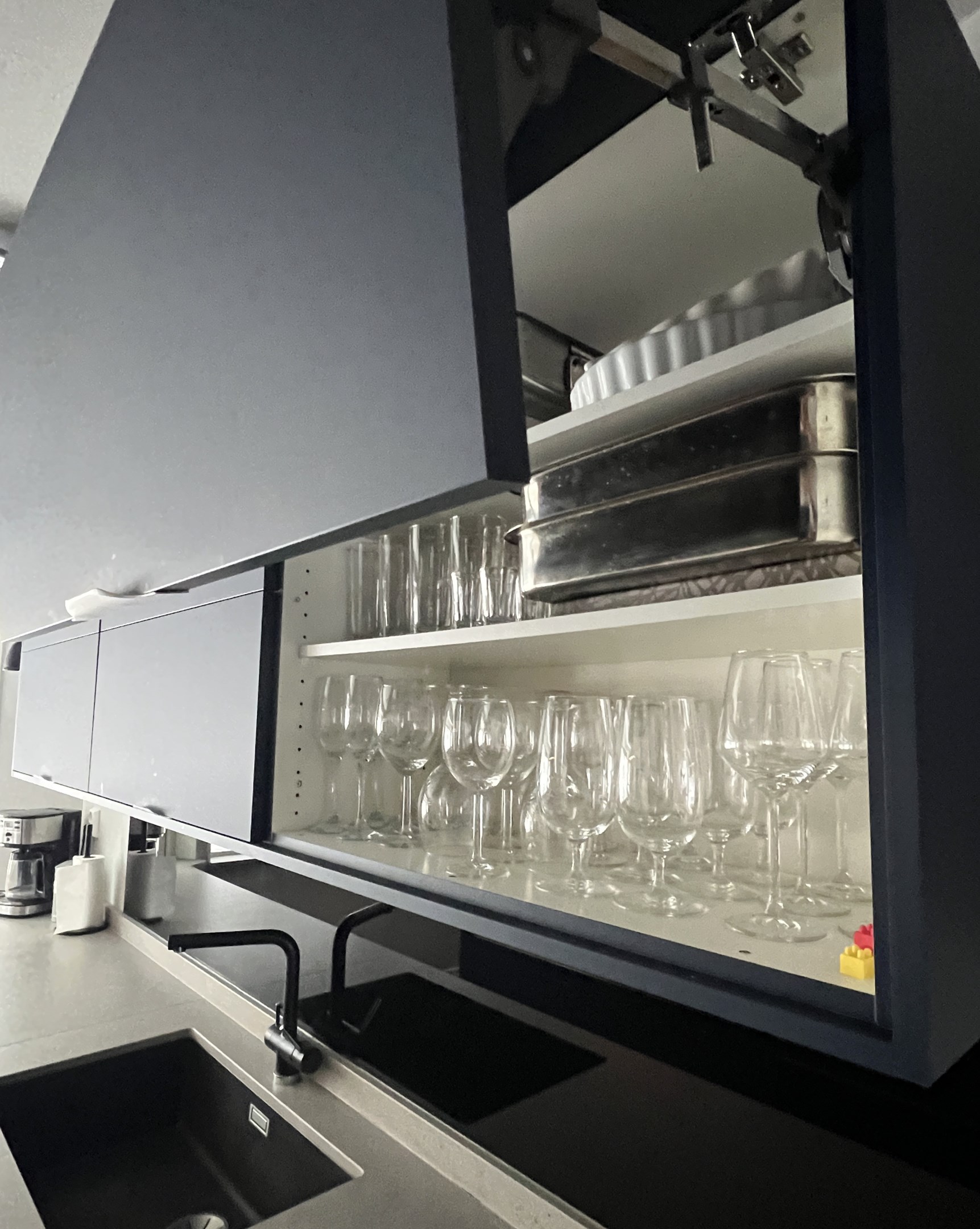 Överskåpens luckor öppnas uppåt