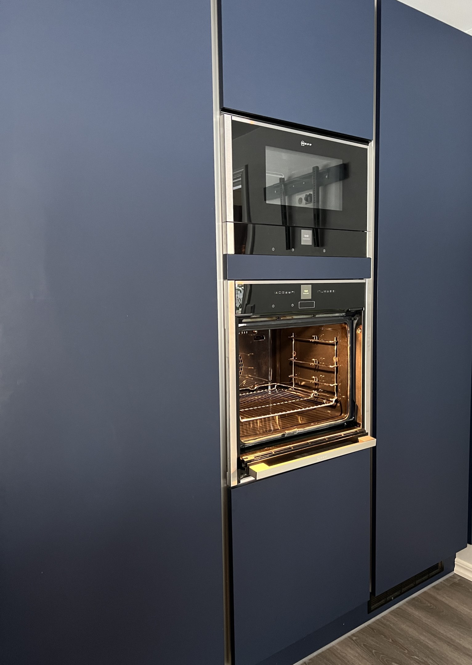 Och ugnens lucka går att skjuta in!