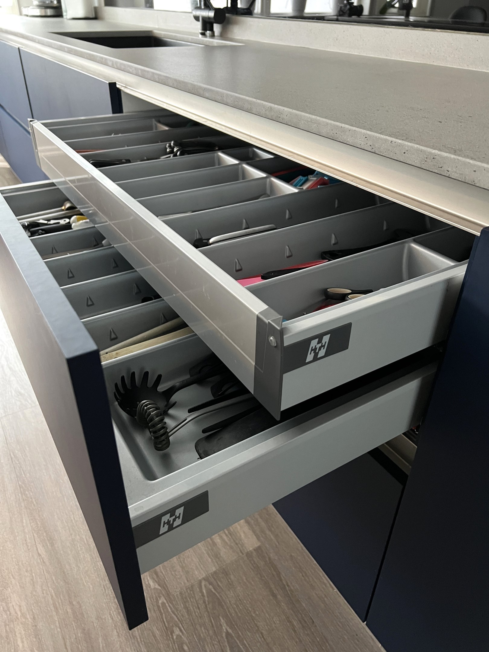 Dubbla lådor i bänkskåpen