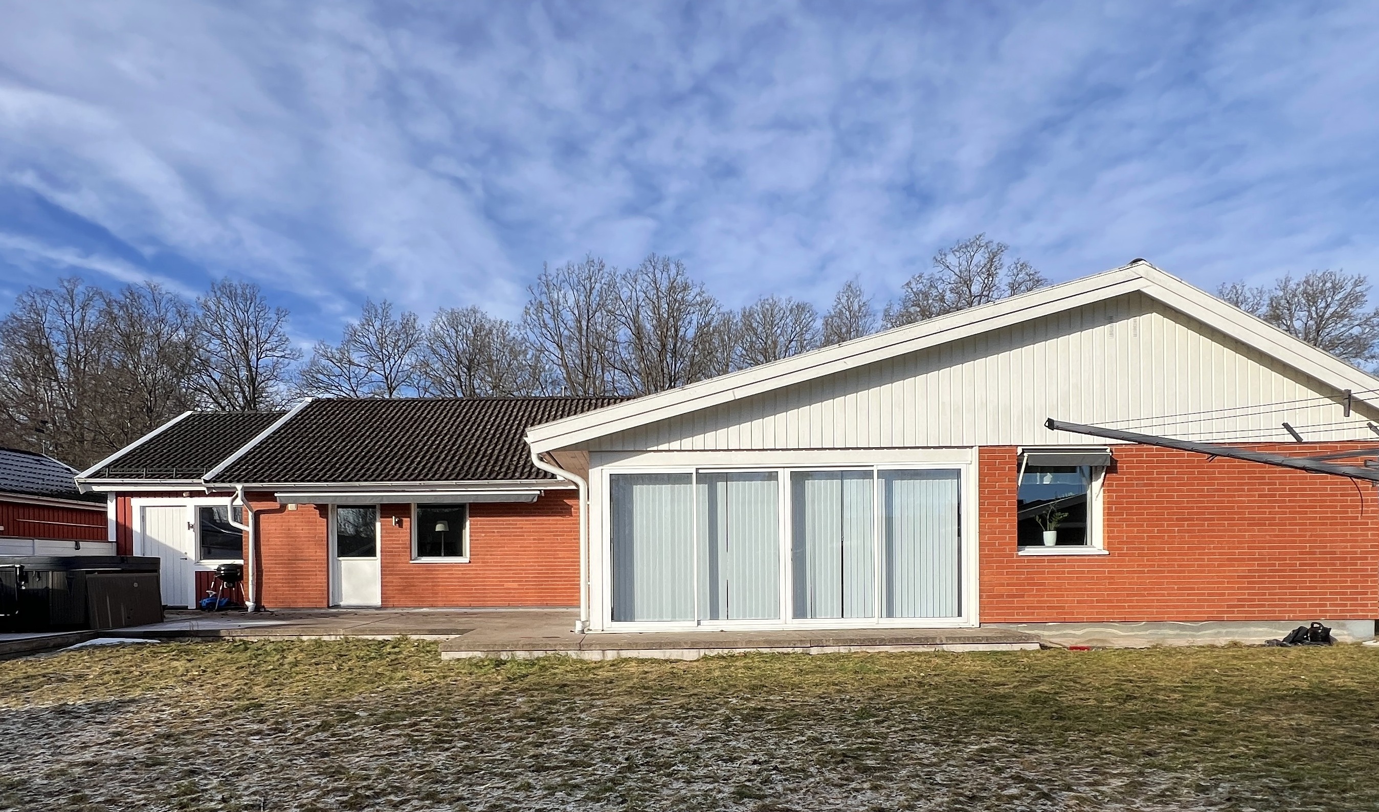 Baksida med uteplats vid "uterummet"