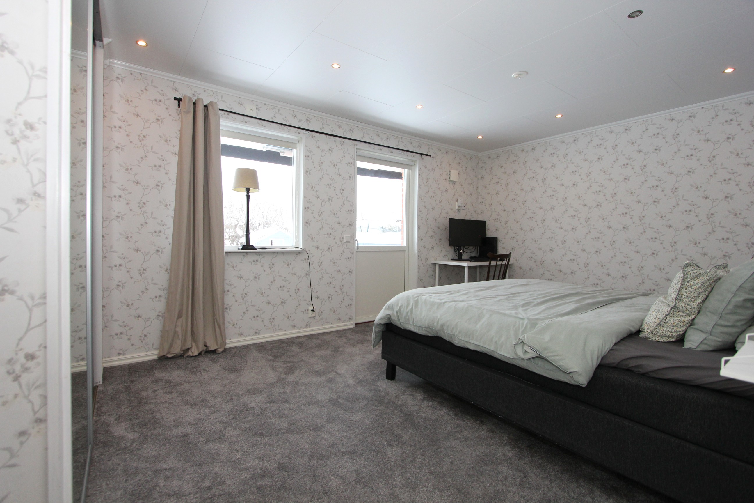 Ljust och rymligt sovrum 2