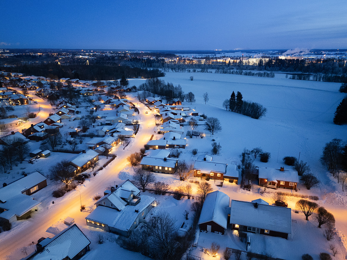 Kvällsbild över gården, ängarna och älven
