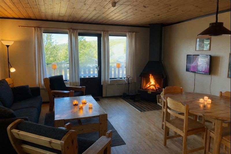 E Storstuga med eldstad och utgång till terass