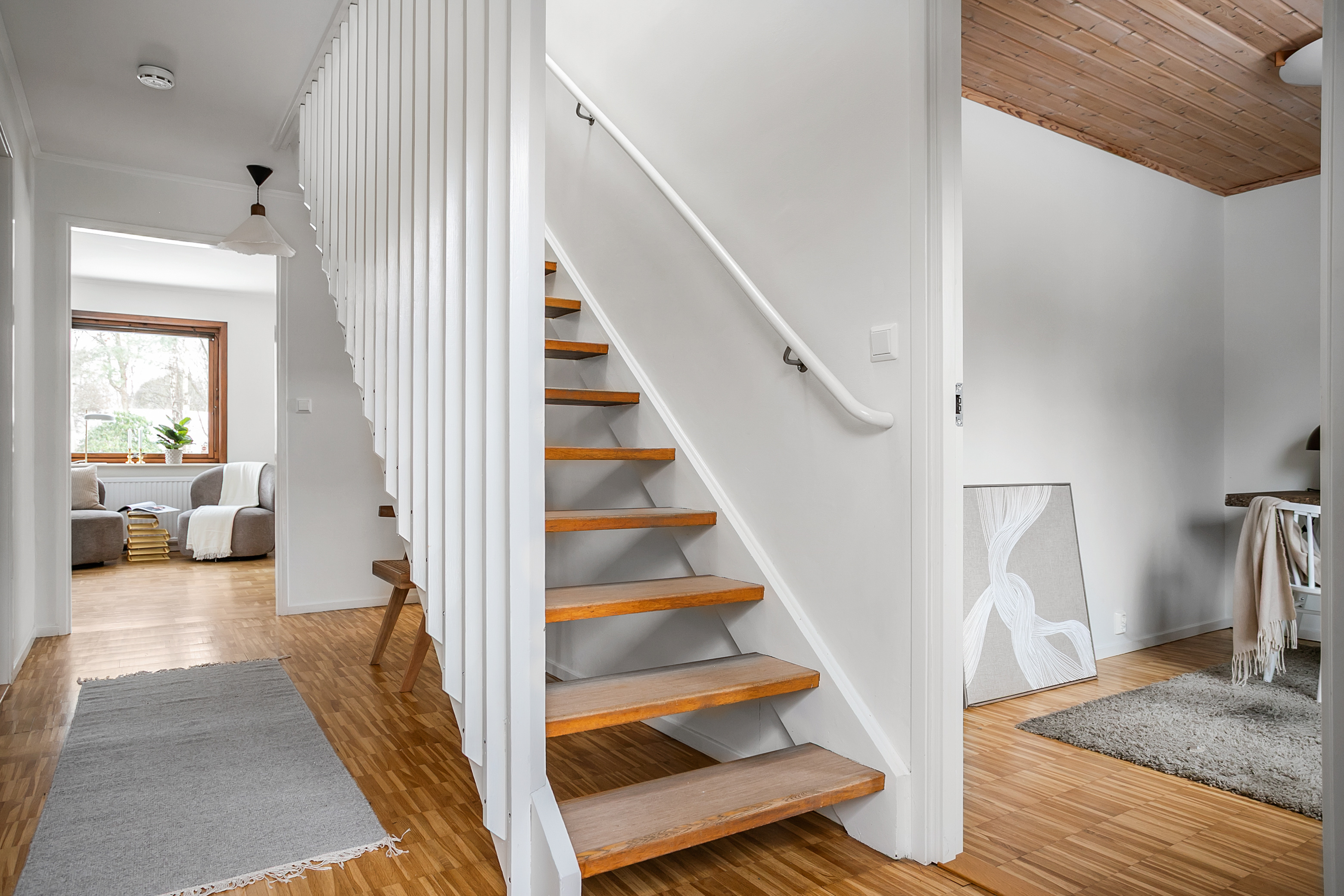 Stilig trappa till övre plan