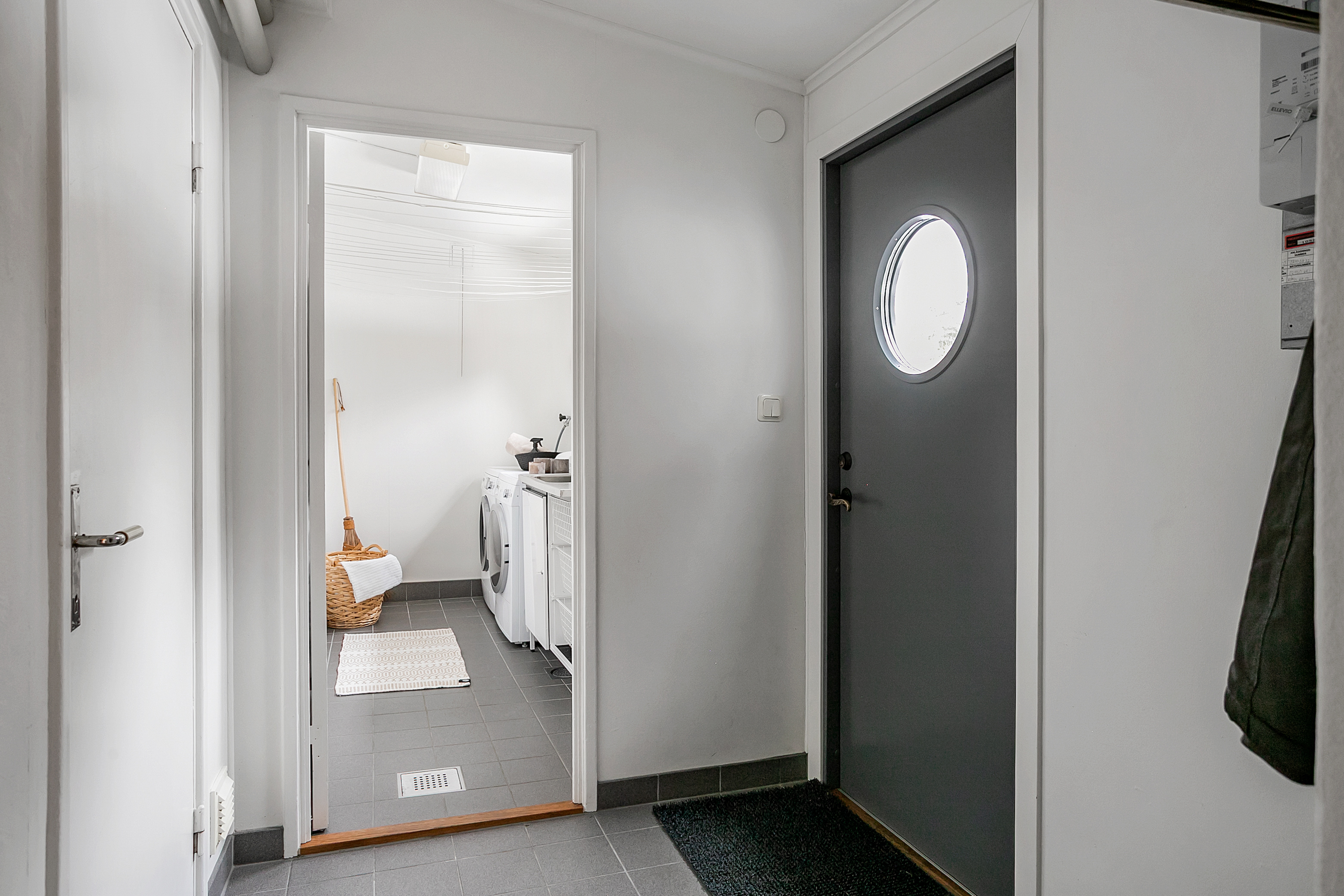 Hall med utgång till trädgården