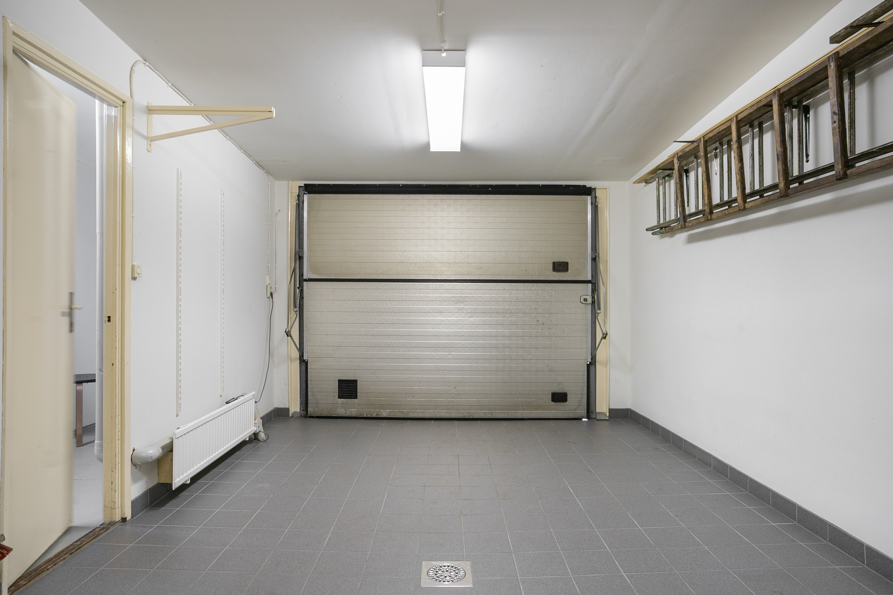 Garage med klinkers golv