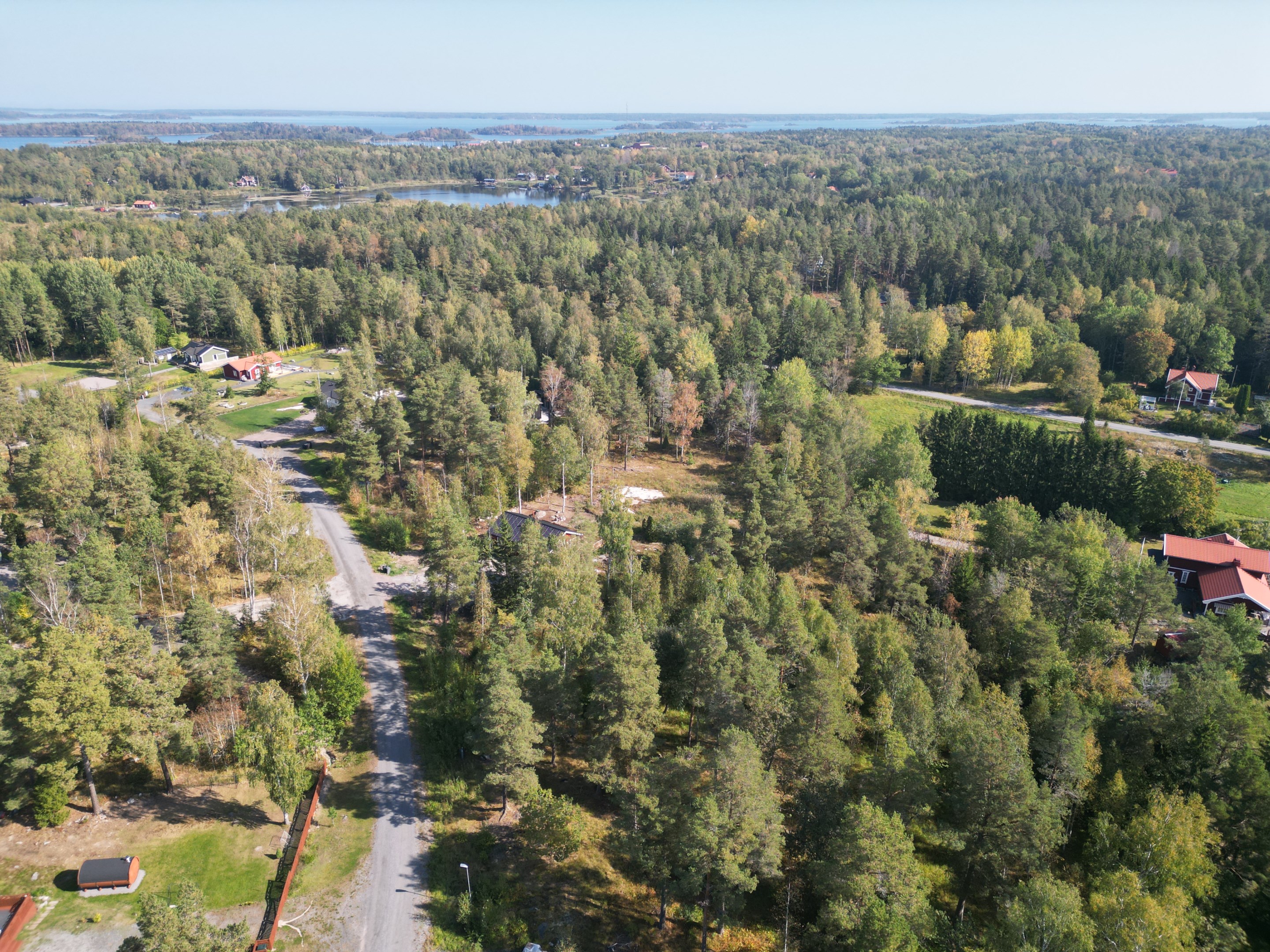 Drönarbild området. Sjön Blåkaren och havet en bit bort