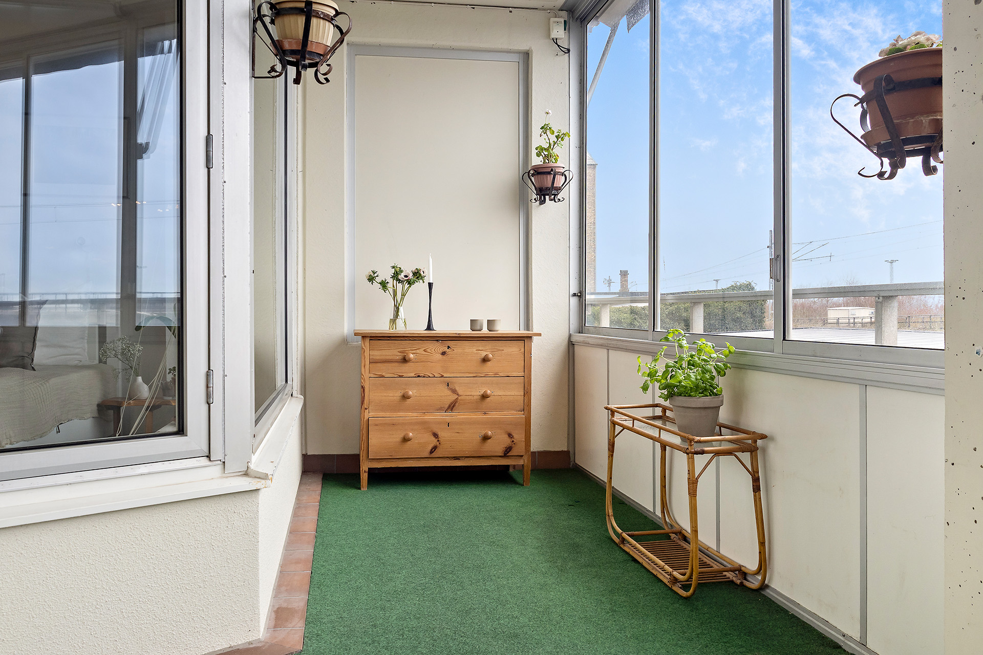 Stor rymlig inglasad balkong, markis finns när solen ligger på