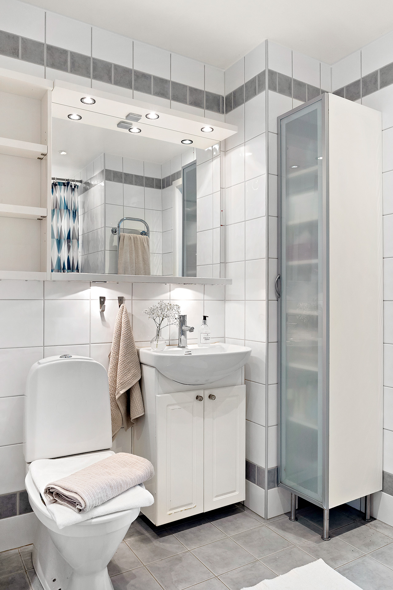 Kommod, wc, stor spegel och högskåp