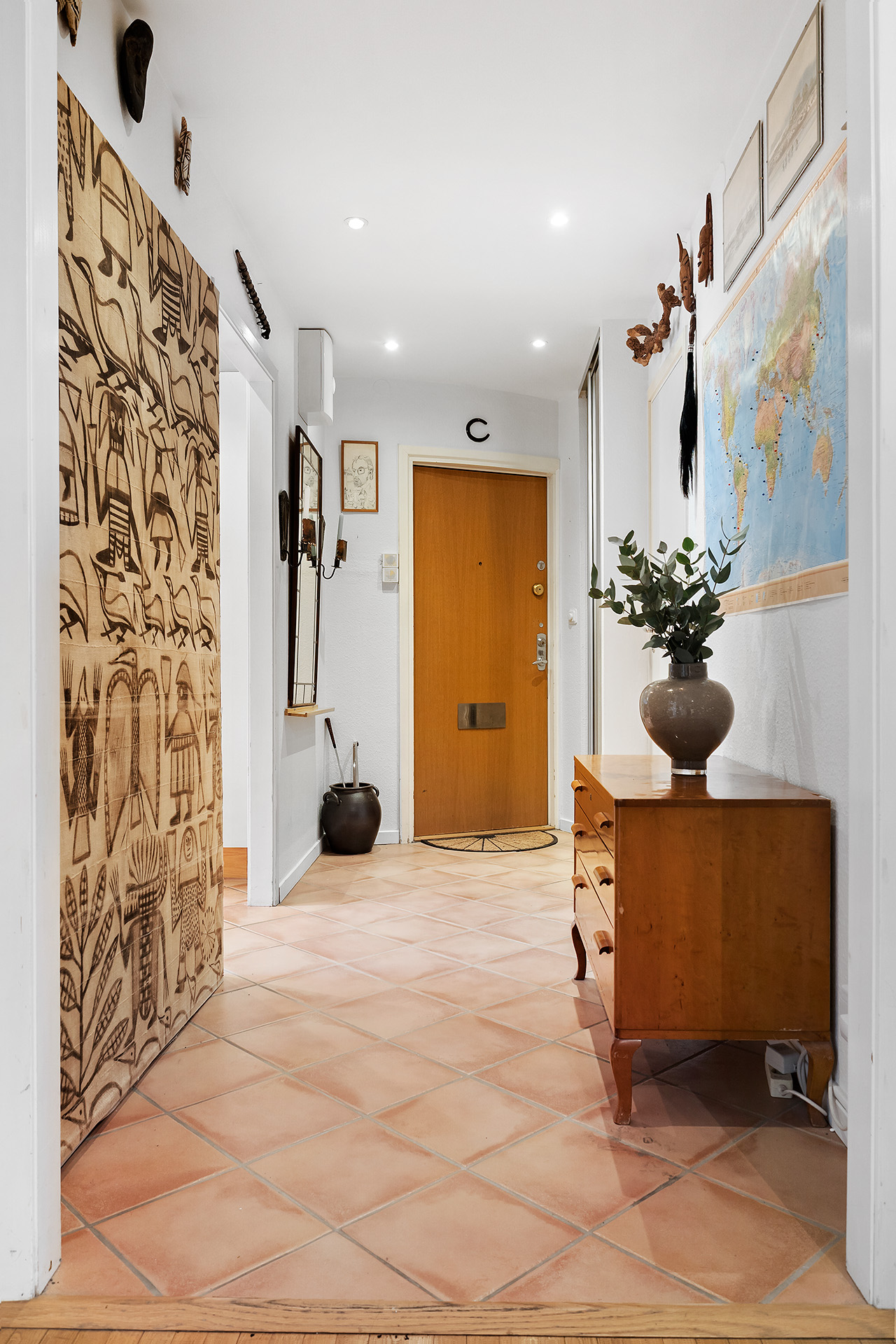 Hall med vy mot entrédörr