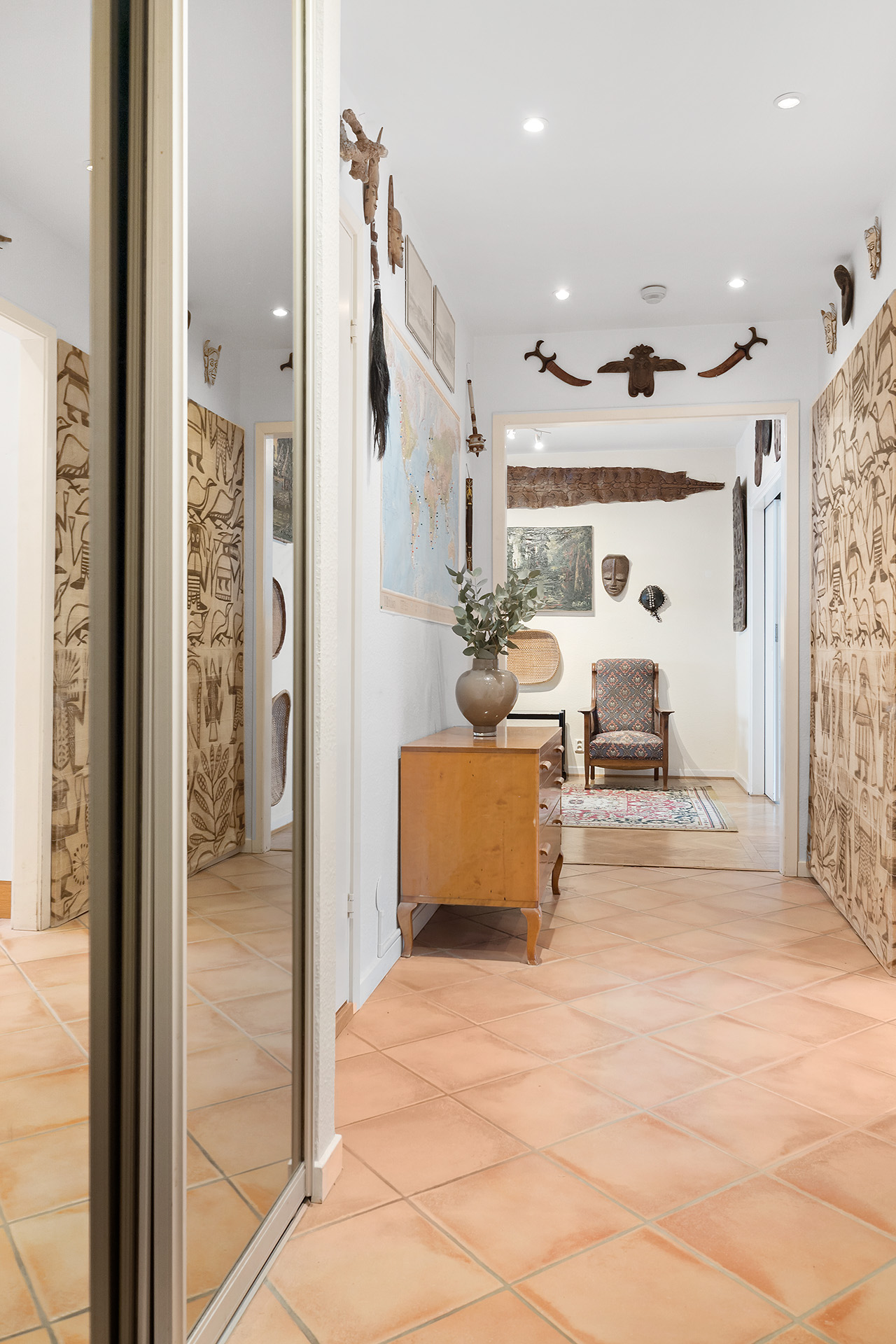 Hall med skjutdörrsgarderob till vänster