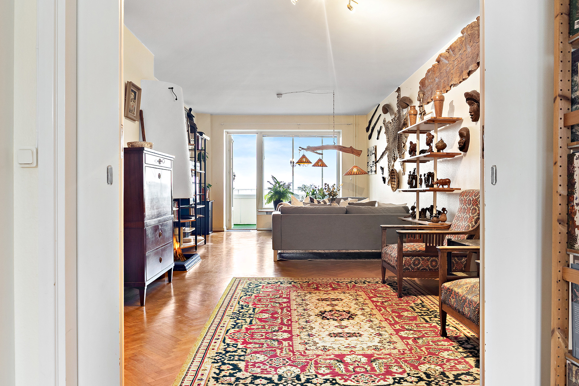 Stort härligt vardagsrum med plats både för soffa och matsalsbord