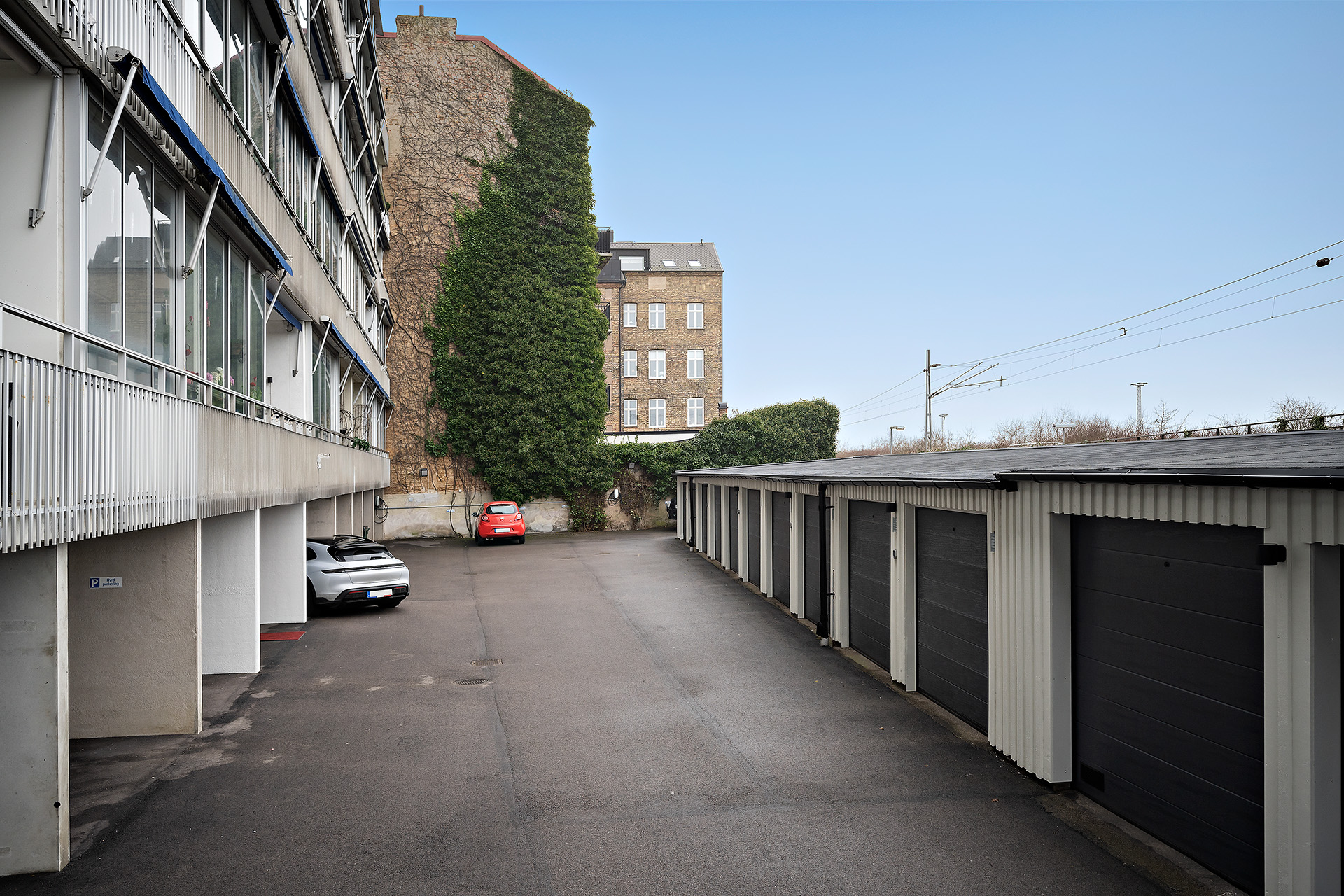 Garage och p-plats som är föreningens