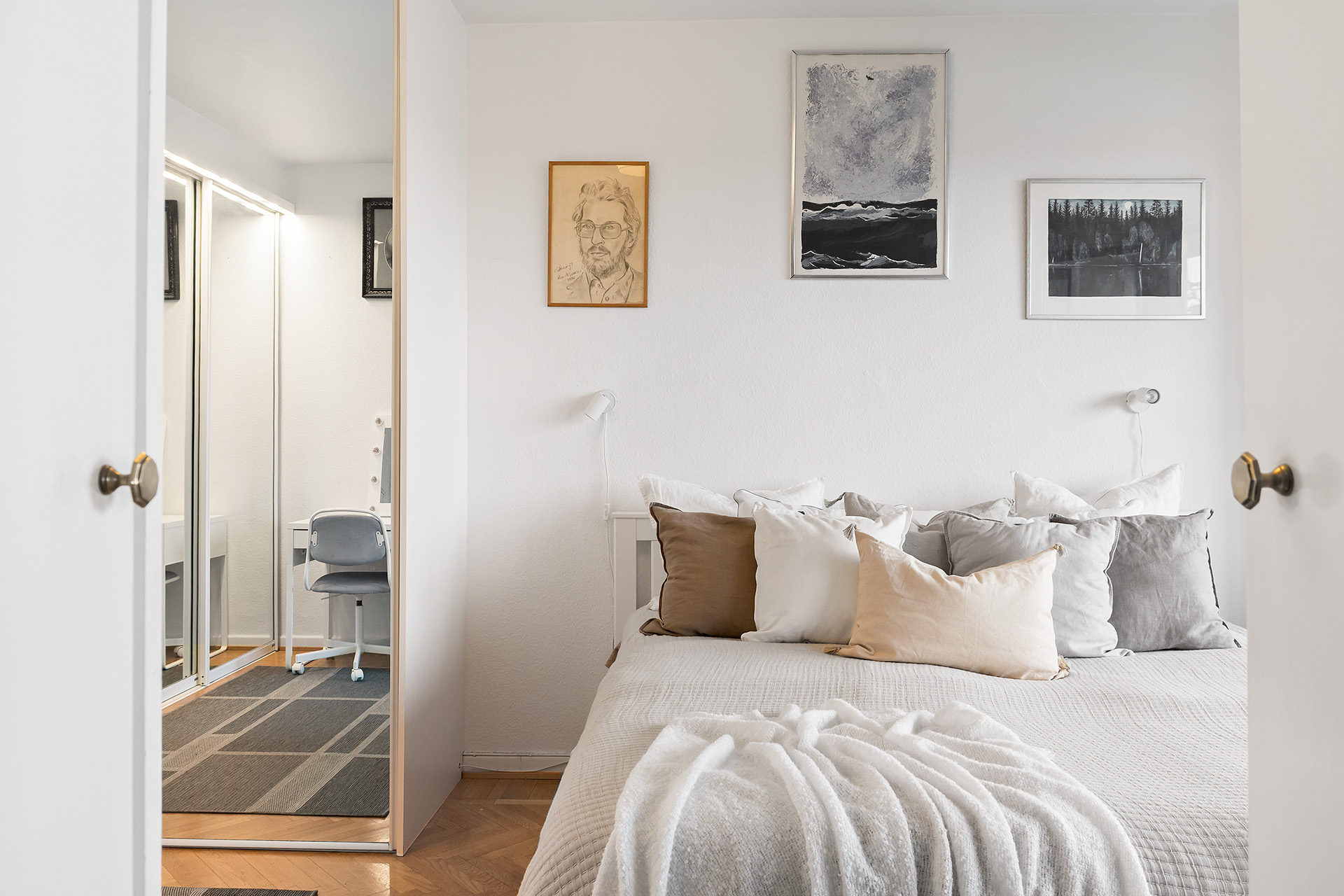 Sovrum 2 med dubbeldörrar ut mot vardagsrum