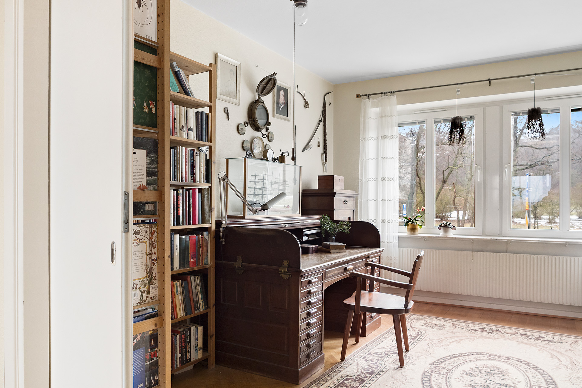 Sovrum 2 med infällda skjutdörrar till vardagsrummet