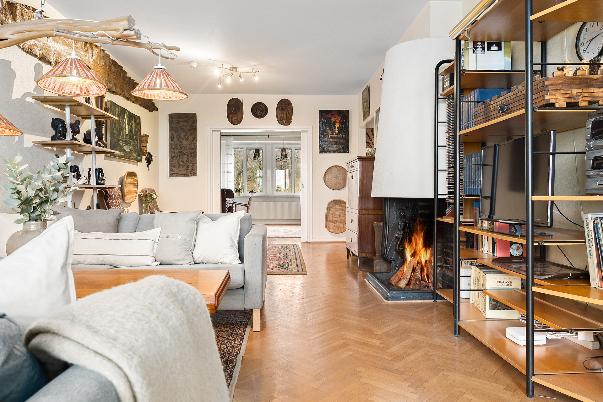 Vardagsrum med öppen spis som ej går att elda i