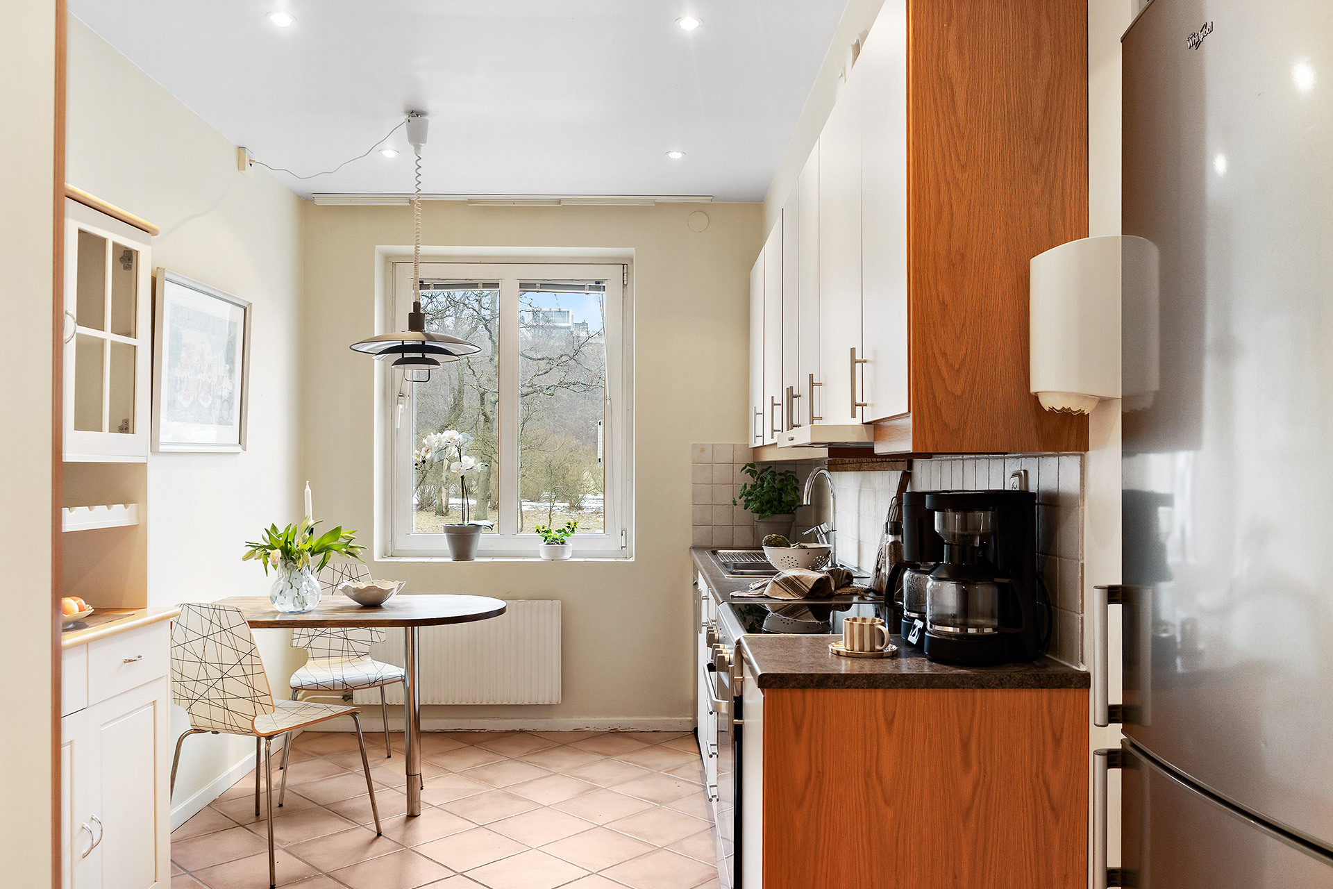 Fint mindre kök med plats för köksbord