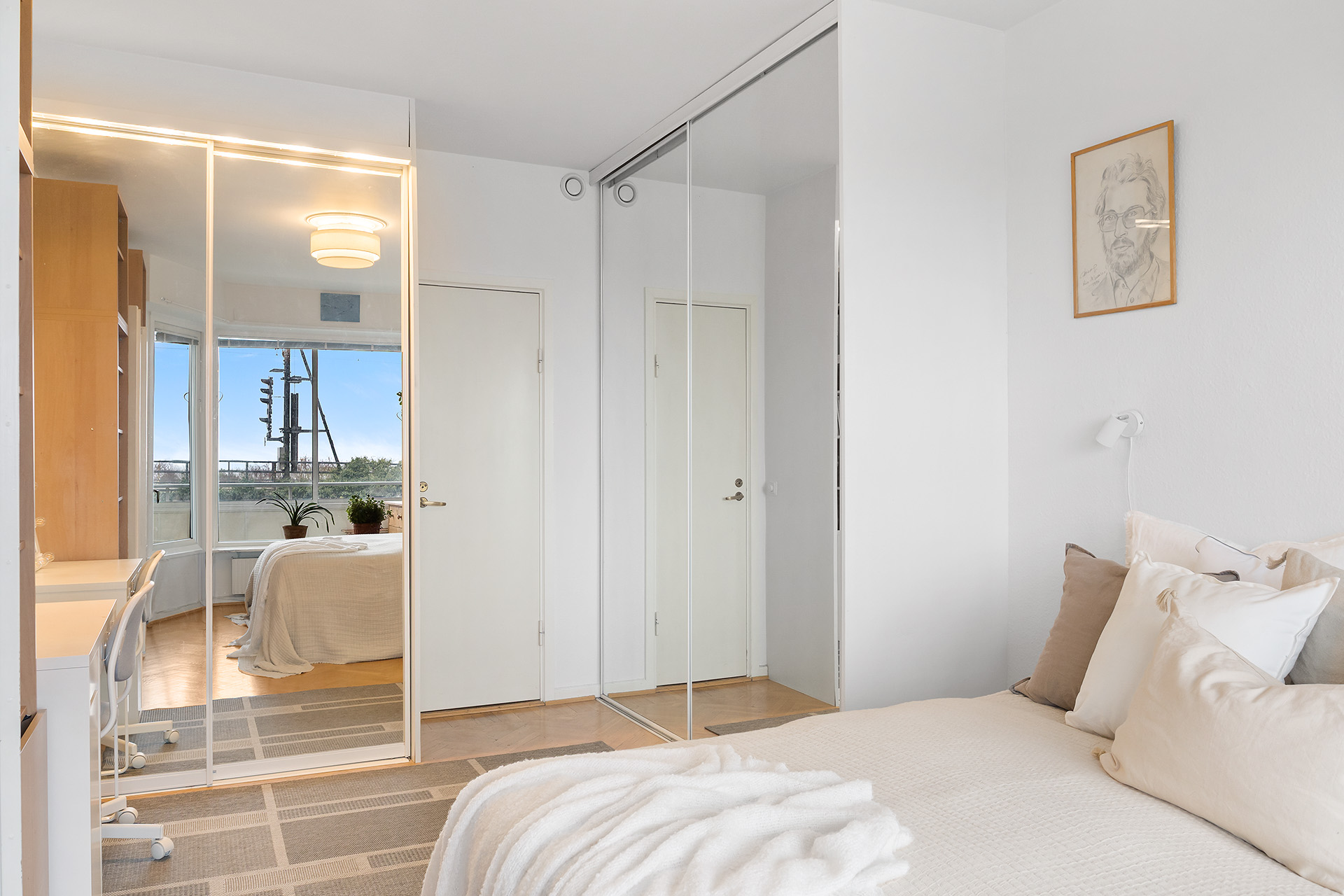 Sovrum 2 med 2 skjutdörrsgarderober och egen ingång till badrum