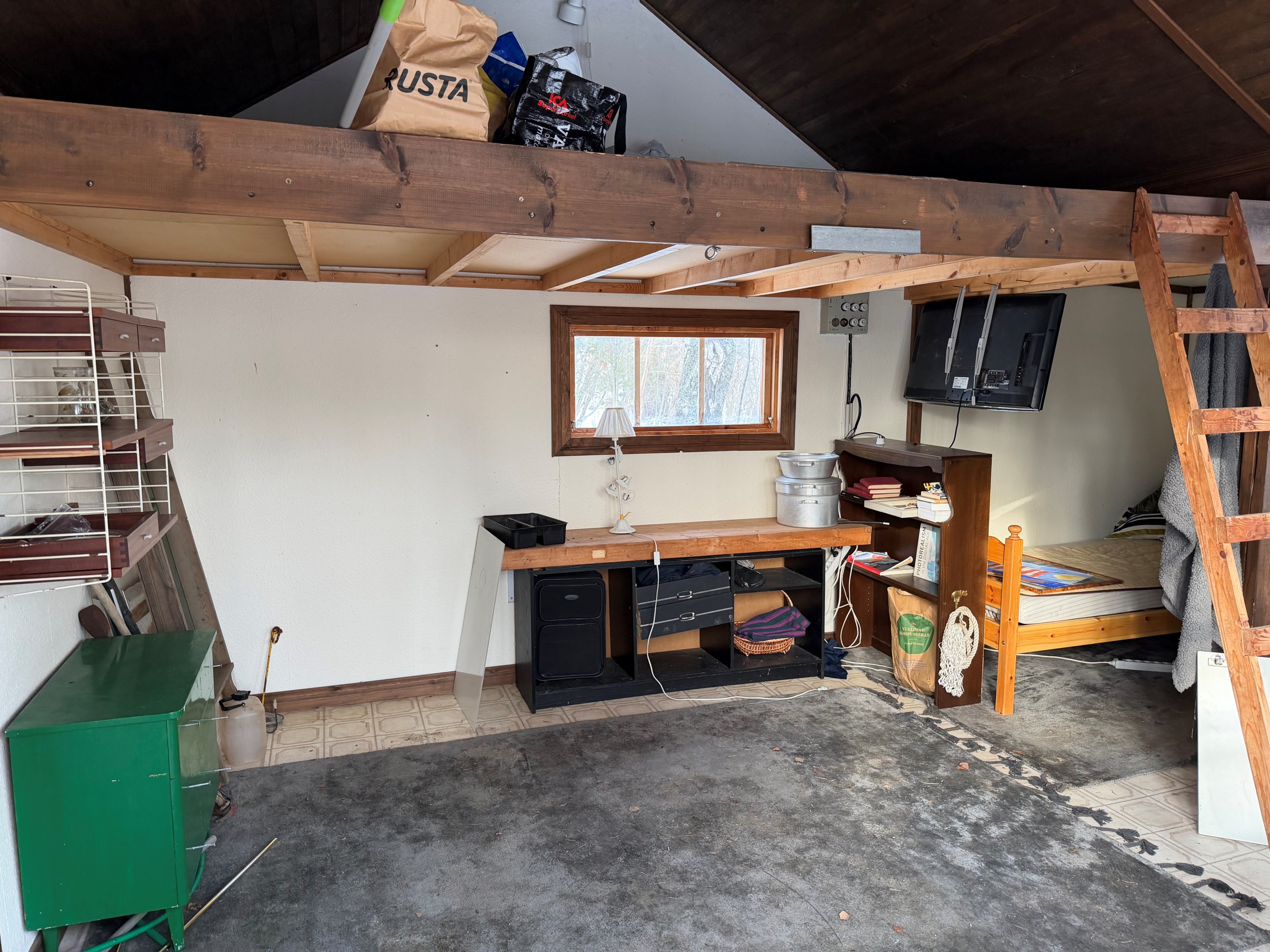 Enkel stuga renoveringsobjekt