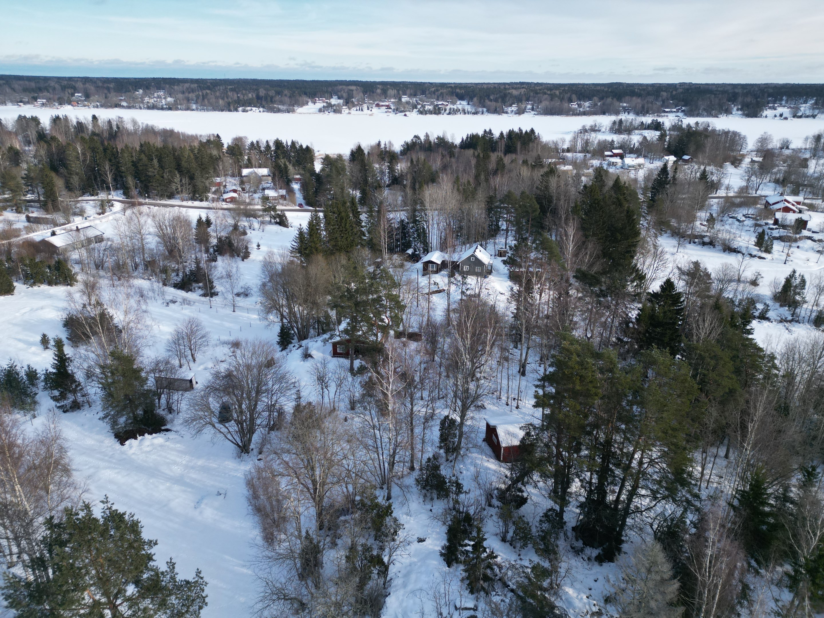 Naturtomt Björkkullavägen 9B med enkel äldre gäststuga