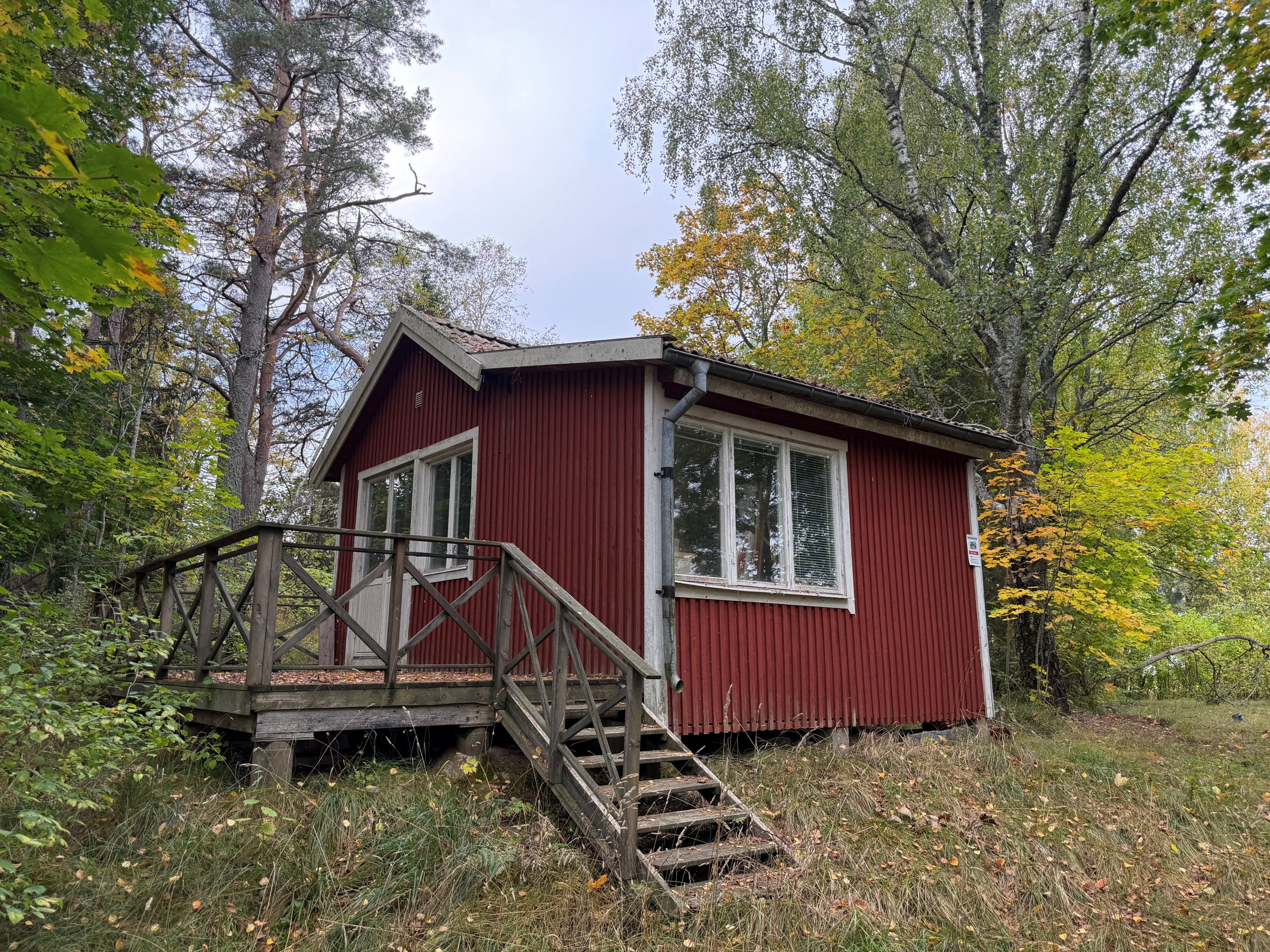 Enkel liten stuga på tomten