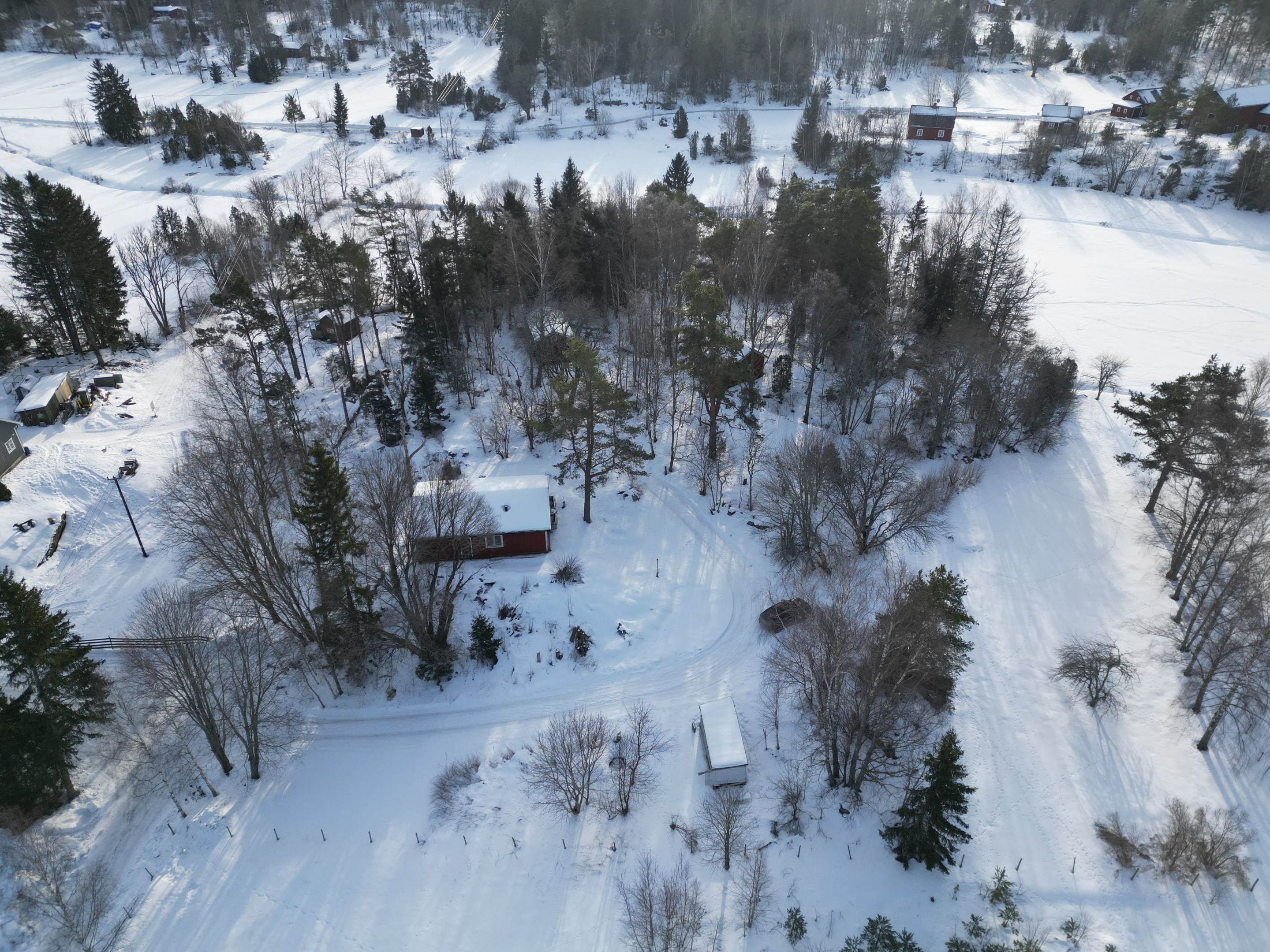 Grannfastigheten Björkkulla 2:15 ägs också av samma person som nu säljer tomten. Fn uthyrt.