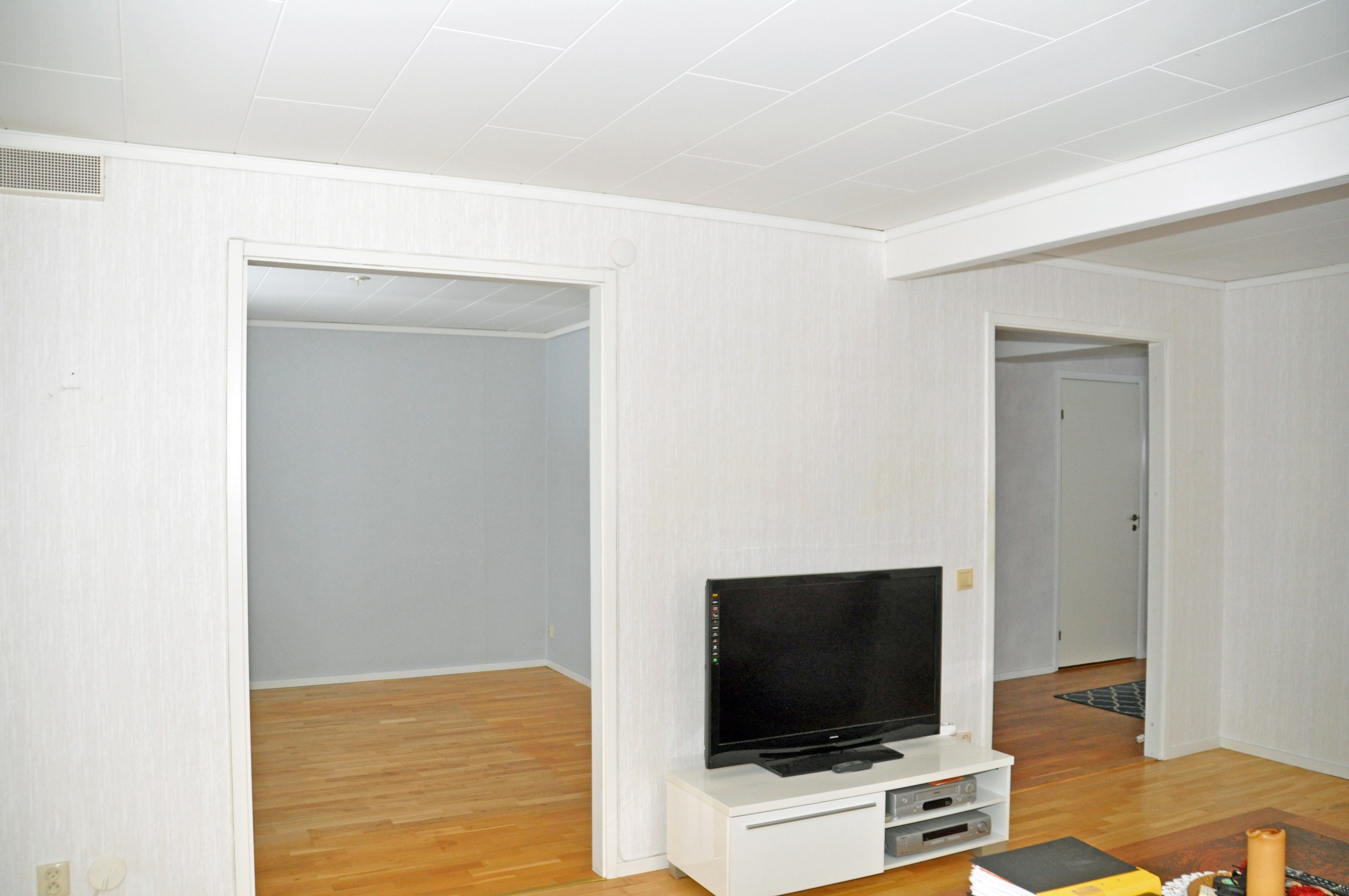 Vardagsrum mot hall och sovrum