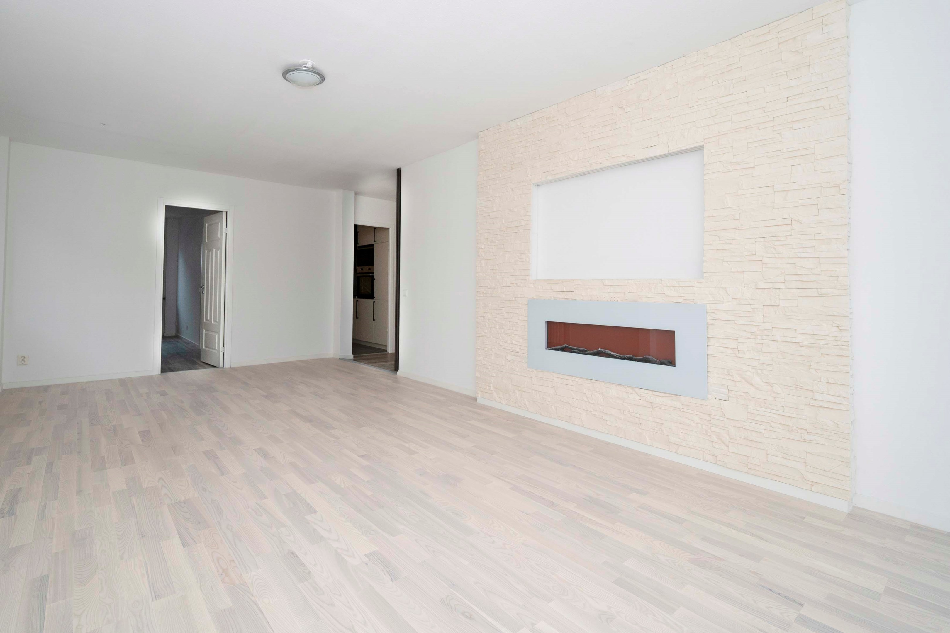 Vardagsrum mot sovrum och kök