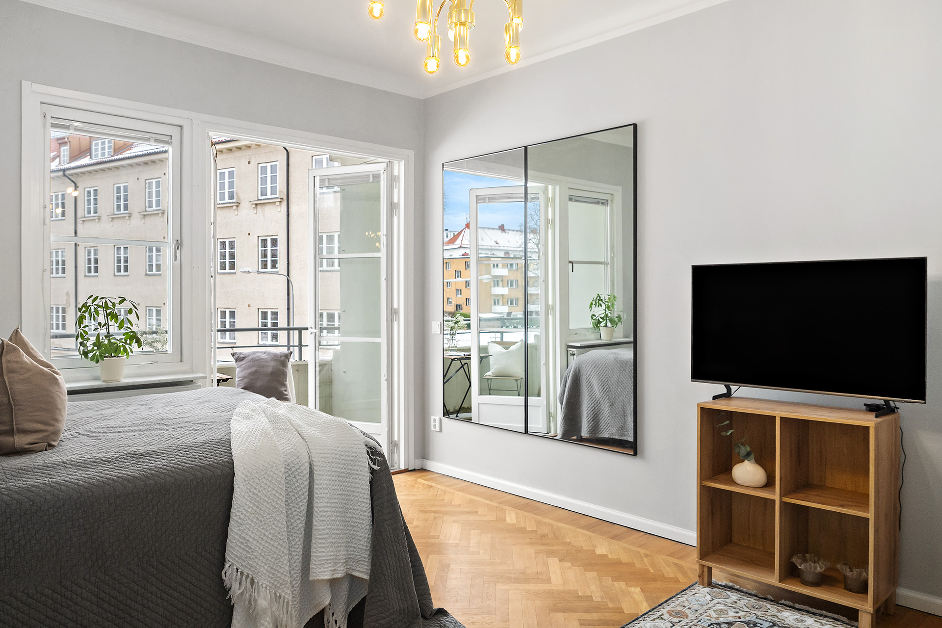 Stort vardagsrum med fiskbensparkett