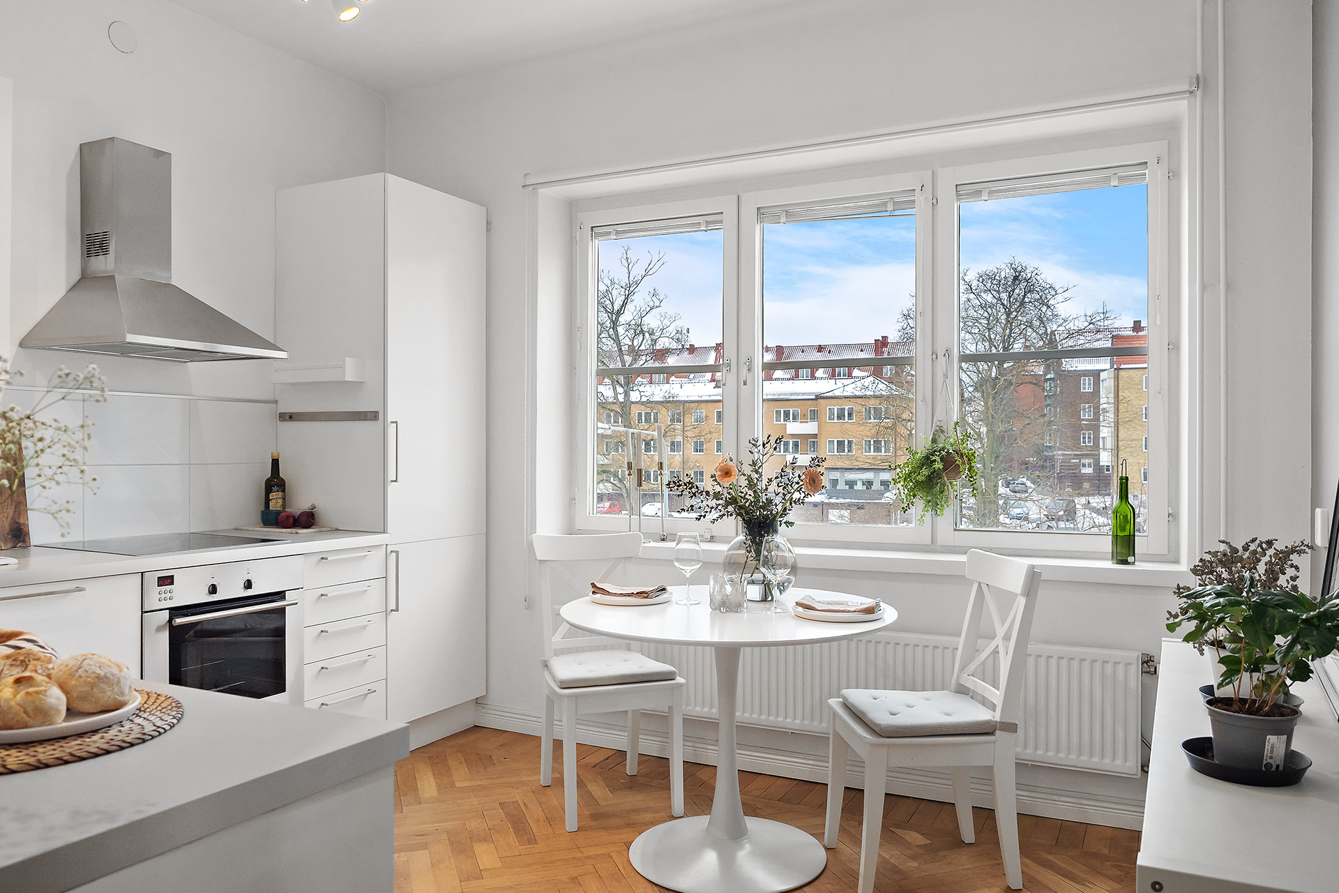 Kök med plats för större matplats. Du kan få in större köksbord