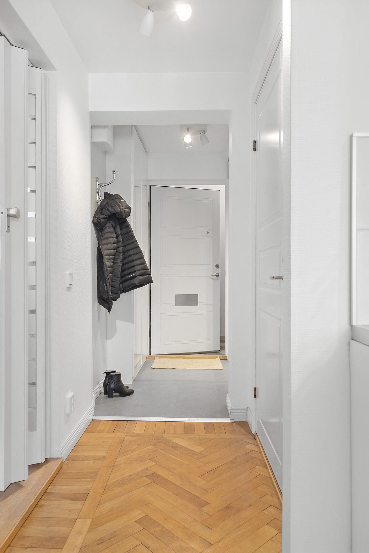 Vy från kök mot hall.