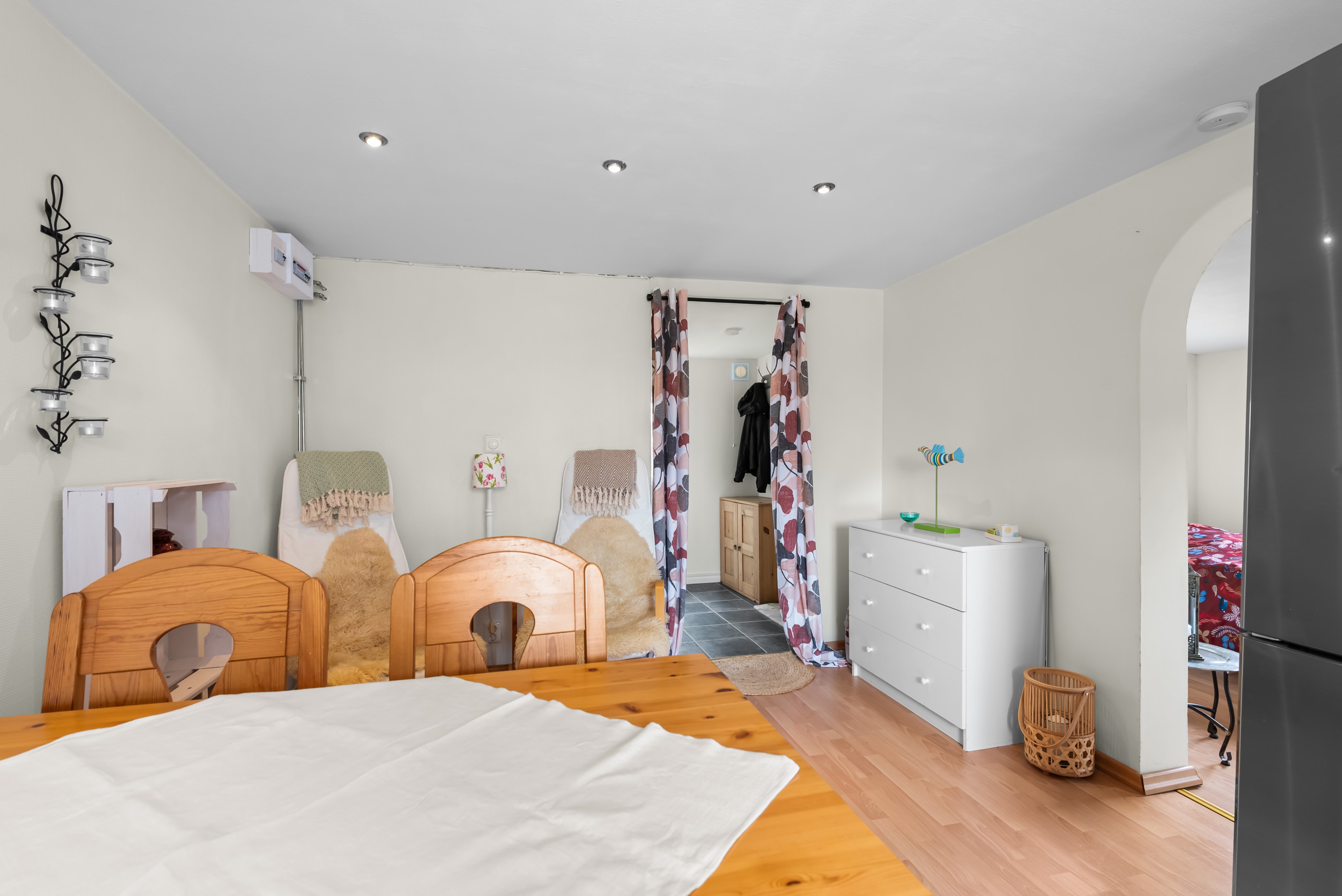 Köket med vy mot sovrum till höger och hall rakt fram