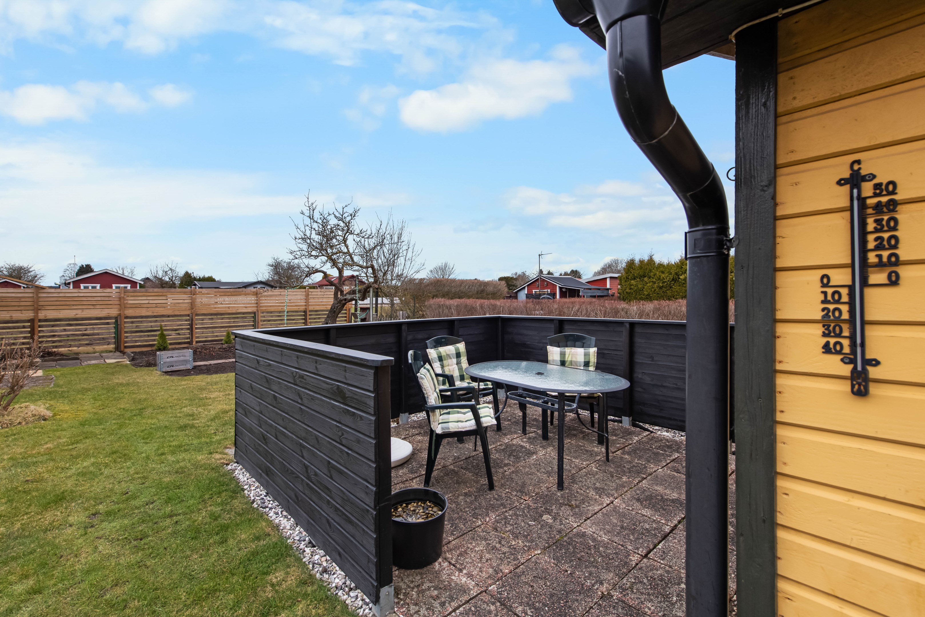 Fin uteplats som är stenlagd