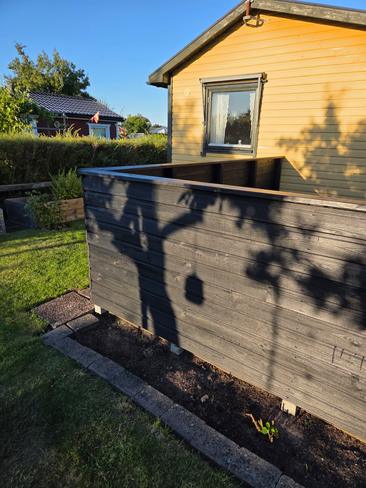 Staket runt uteplatsen - kunds bild sommar/vår