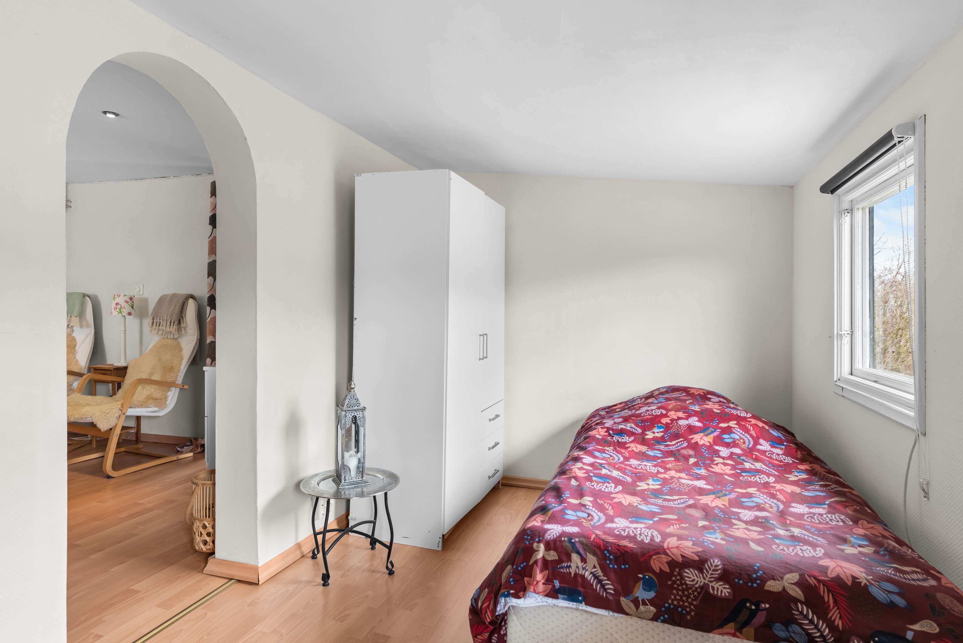 Eget sovrum med mörkläggningsgardiner