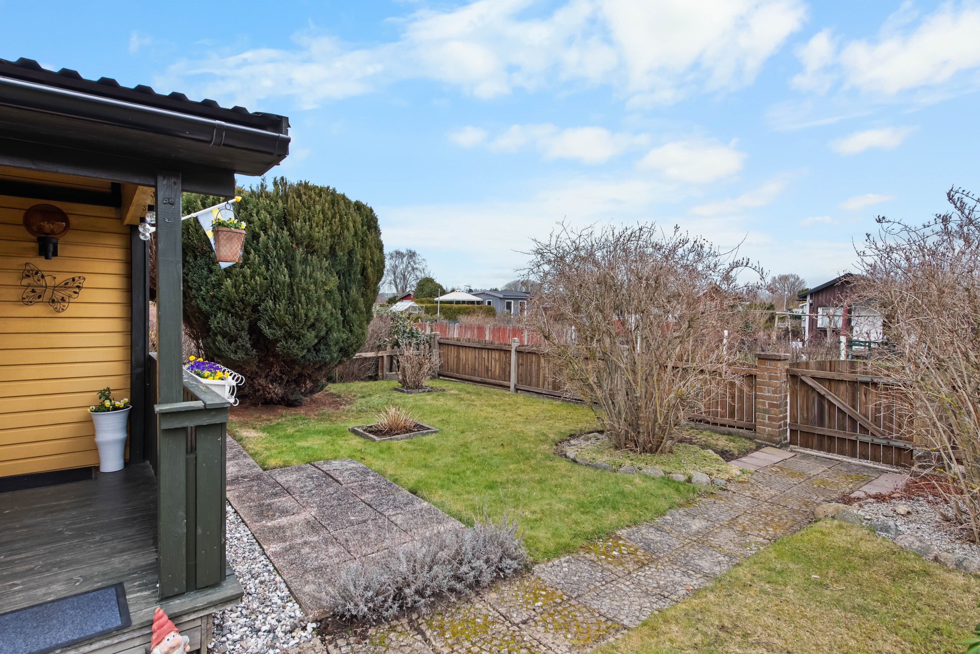 Vy mot huset framsida och Gång G