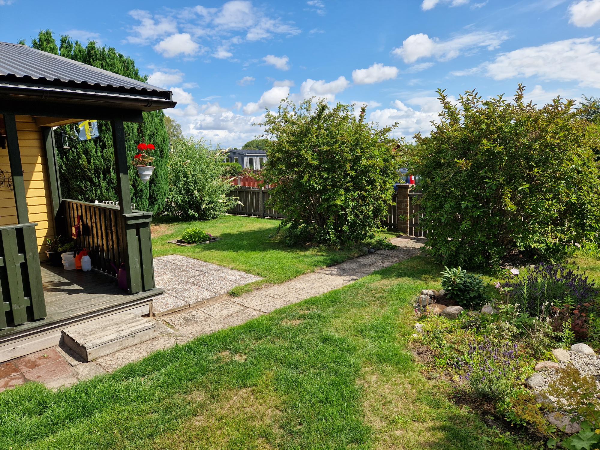 Stugans framsida - ingång - kundens bild