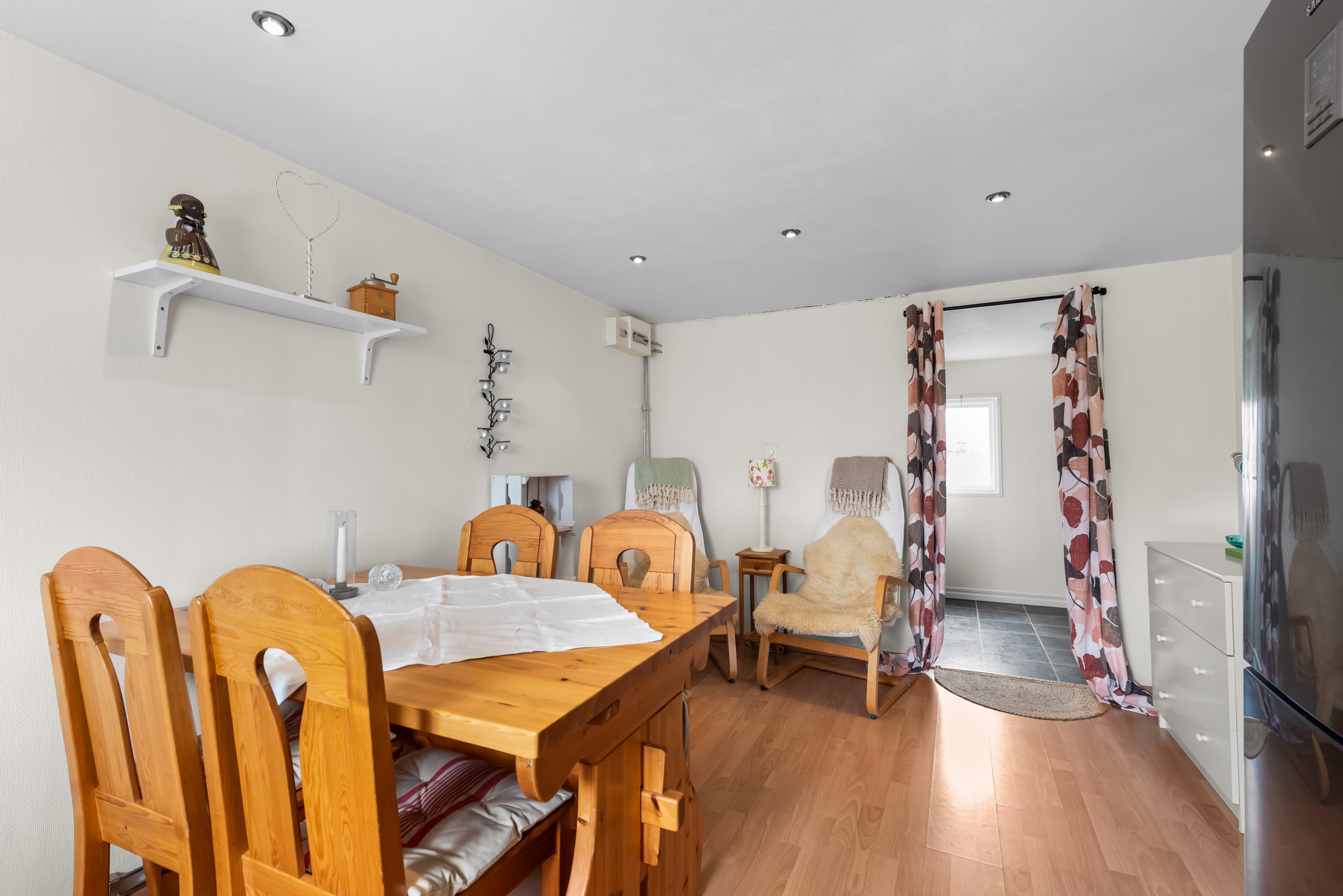 Vy i köket mot hallen