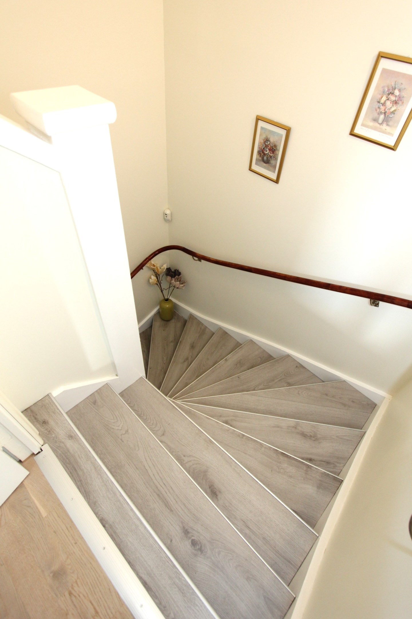 Då går vi ner i den fina trappan