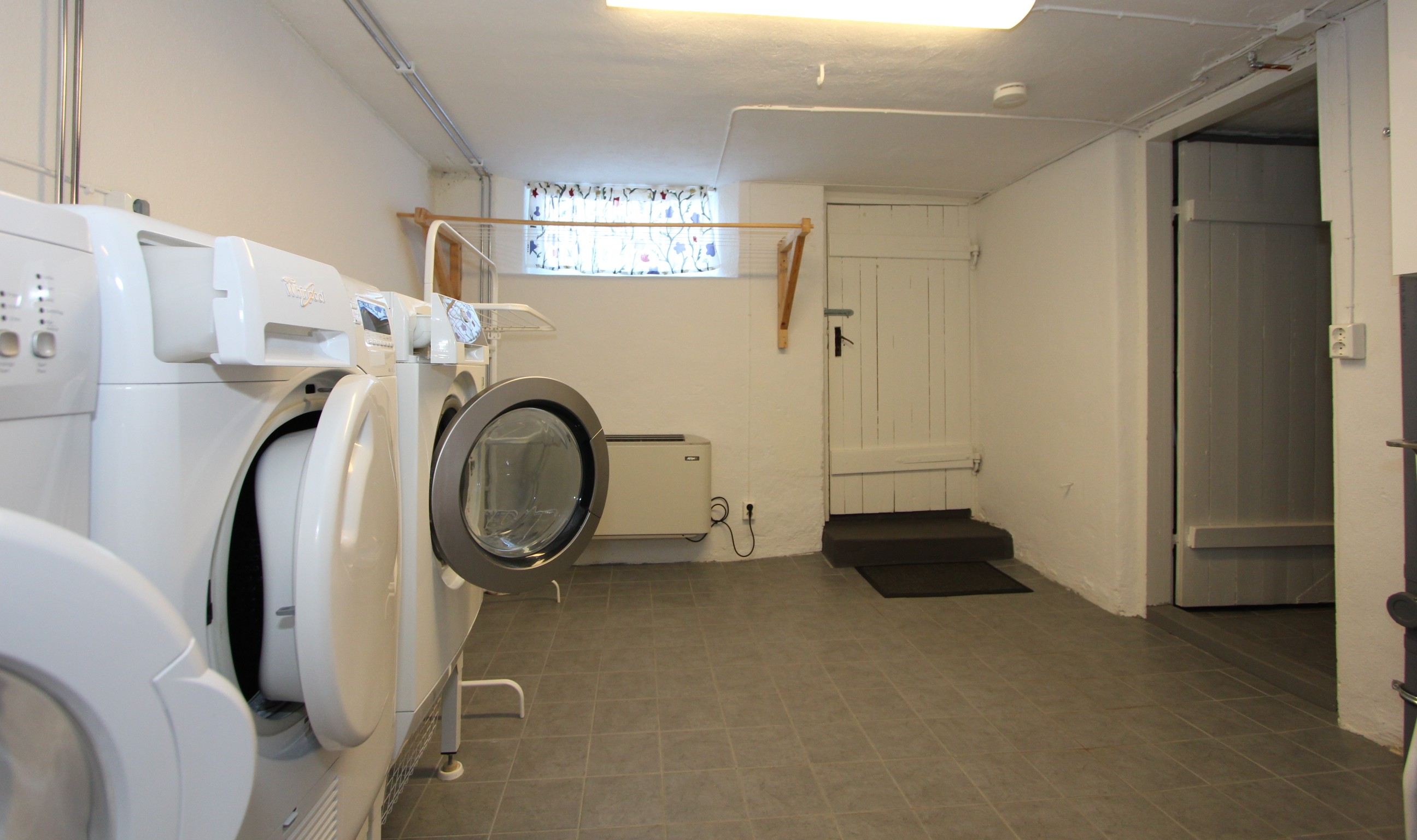 Tvättstuga. Garage rakt fram o pannrum th